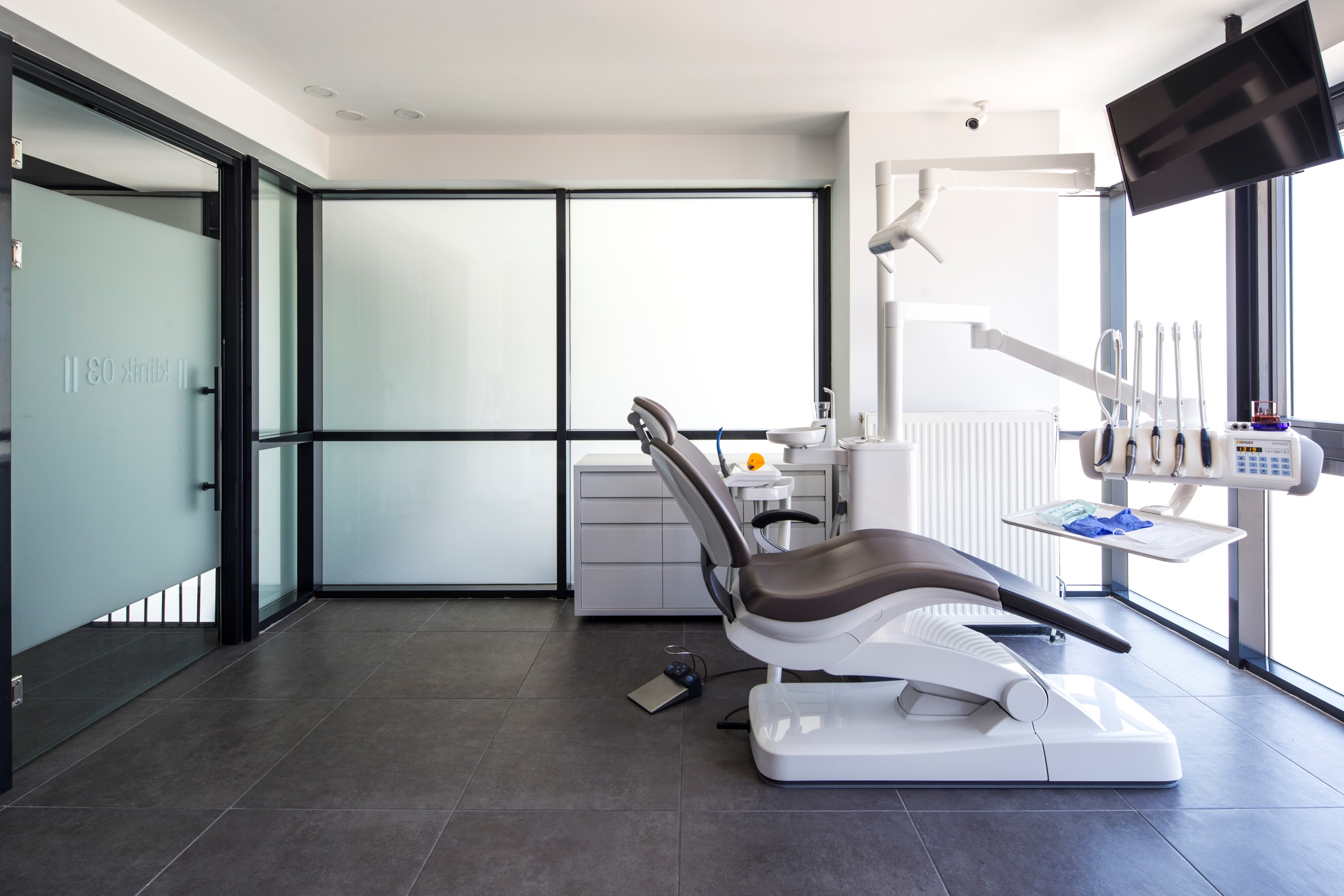 绿意盎然的人本诊所设计——土耳其微笑学院牙科诊所-15