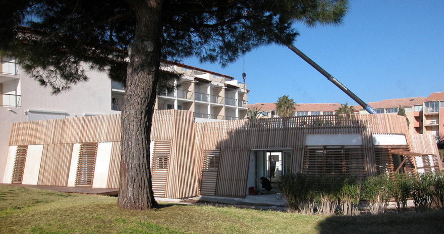 海滨疗养中心 · 木质外壳与露天庭院的和谐共生-5