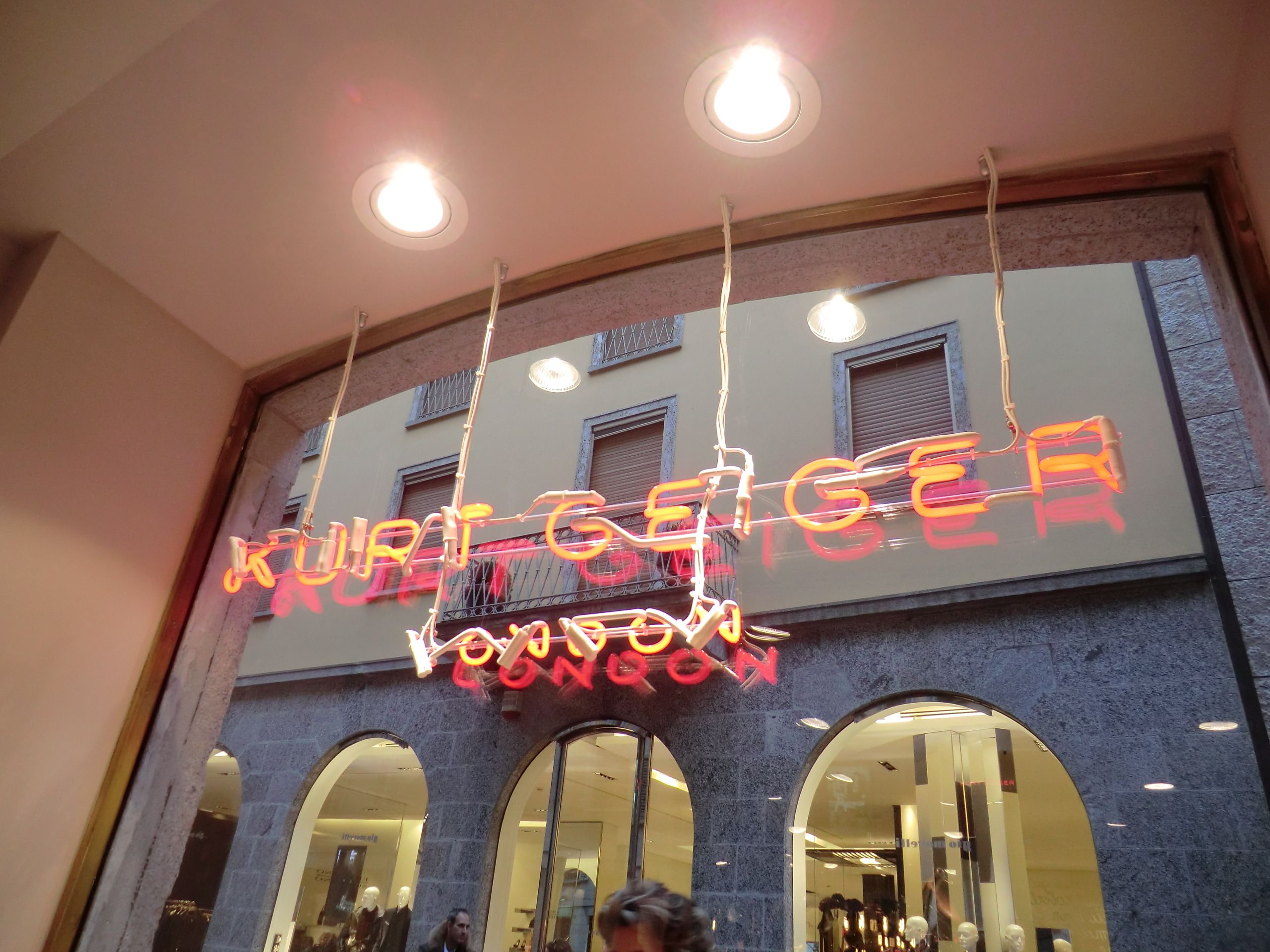 米兰购物街 Kurt Geiger 鞋店设计-6