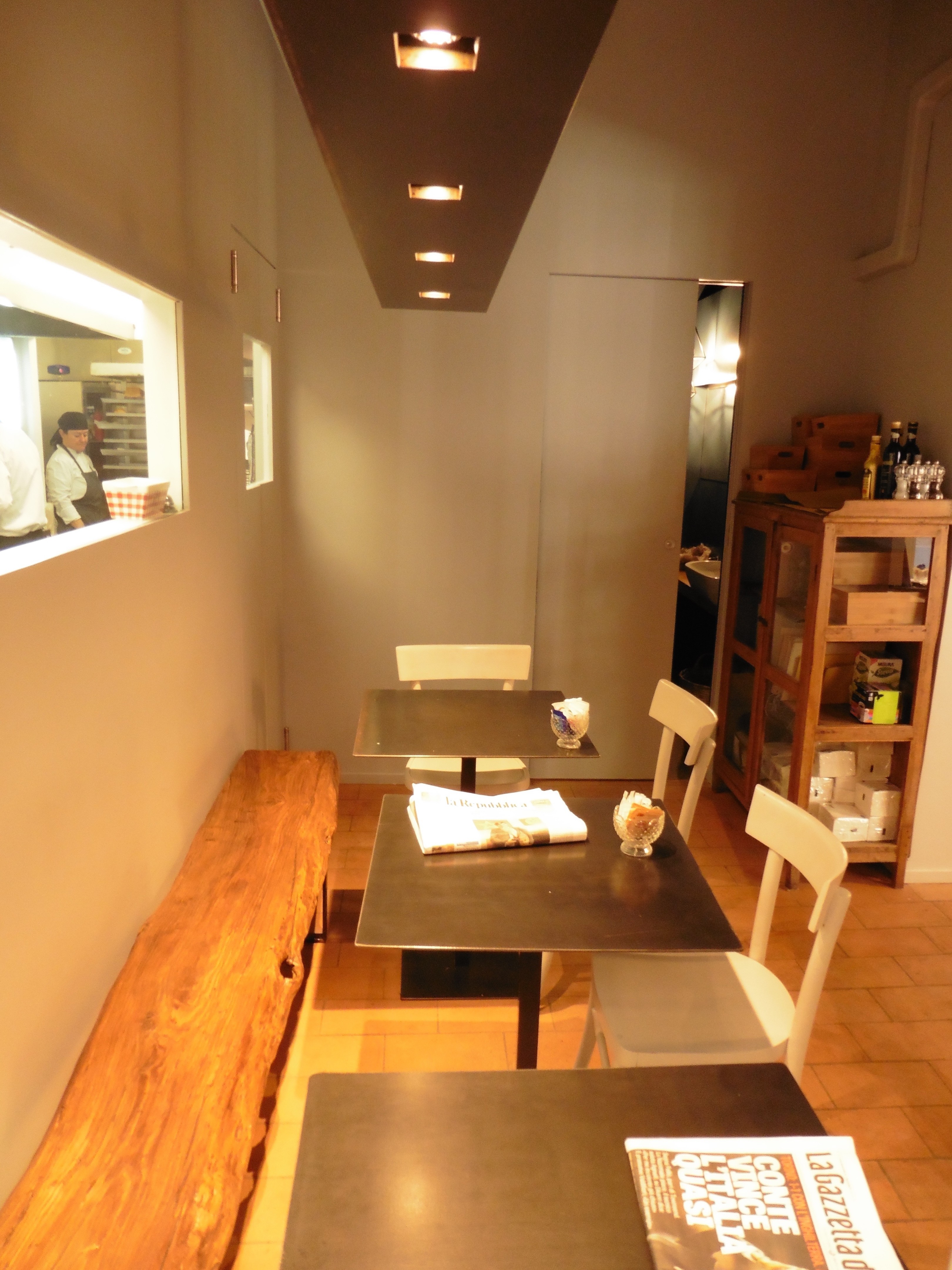 摩德纳历史建筑中的现代餐饮空间-4