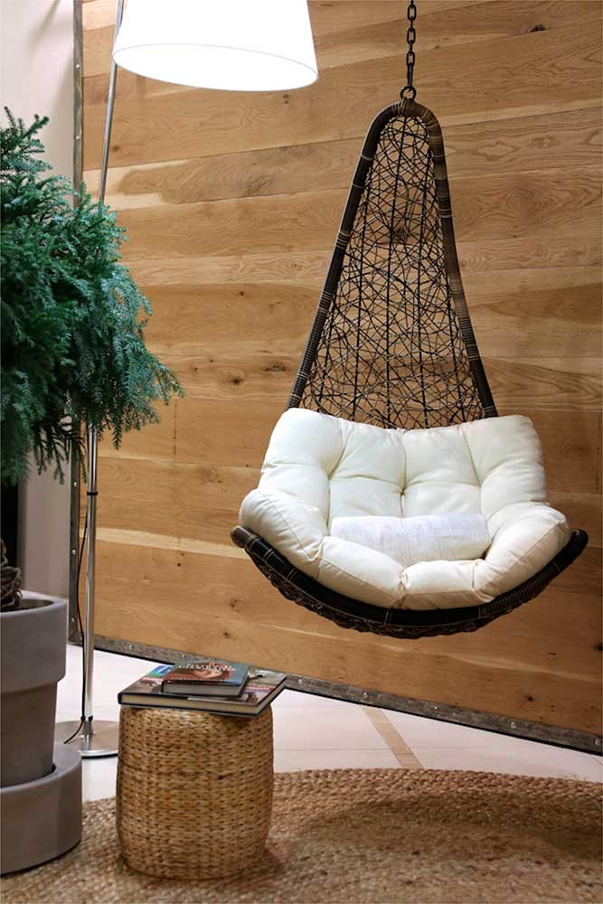 定制化木饰打造私密旅游咨询空间-3