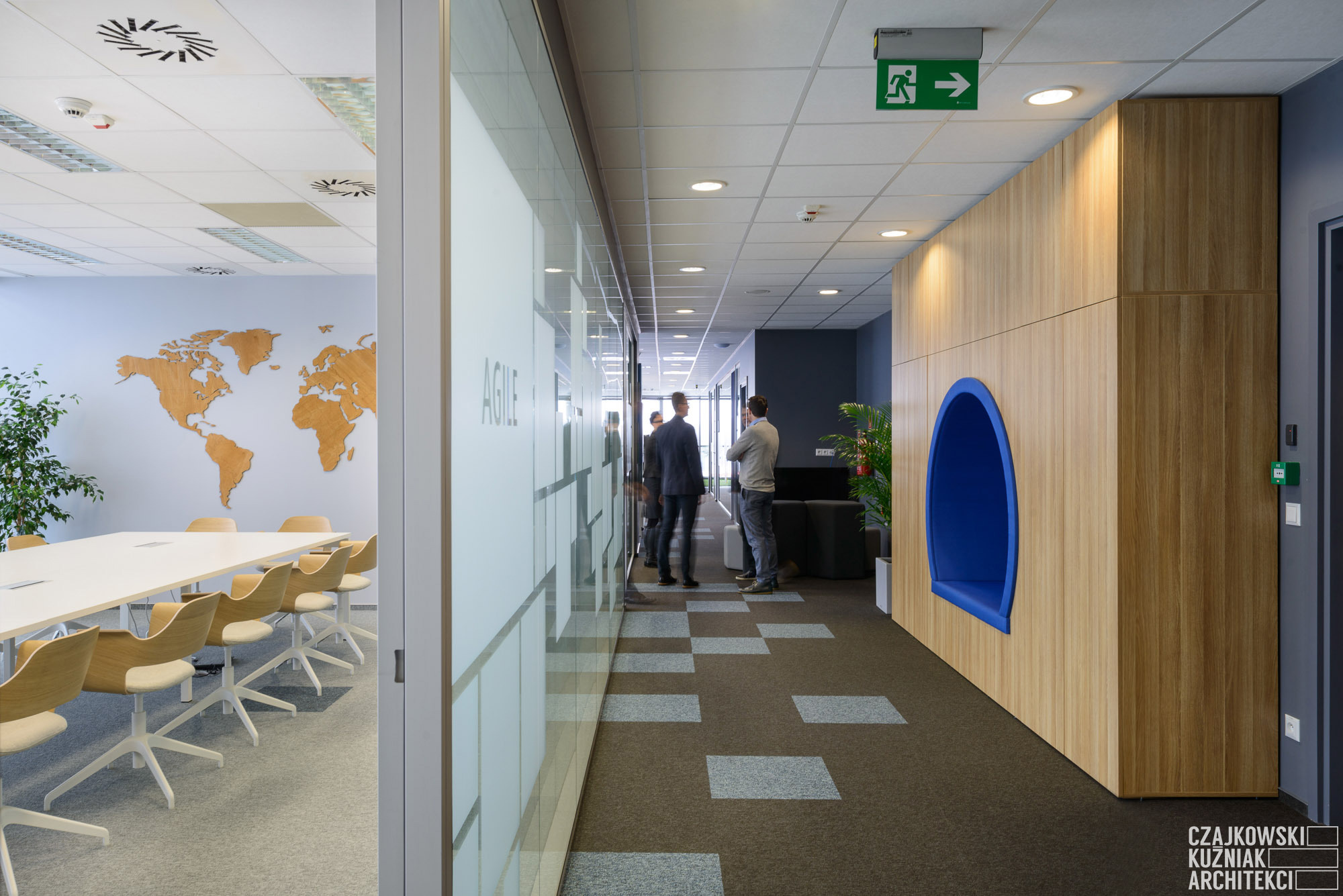 打造"JCommerce 2"公司卡托维兹办公室的室内设计-4