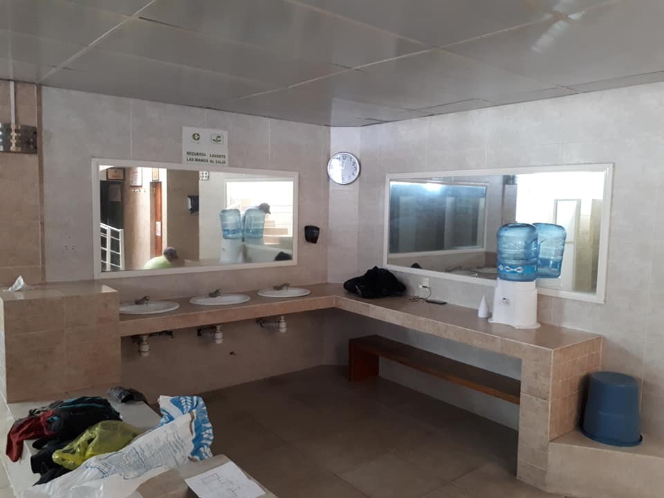 墨西哥乡村俱乐部拉斯·乌尔塔斯浴室和更衣室翻新-26