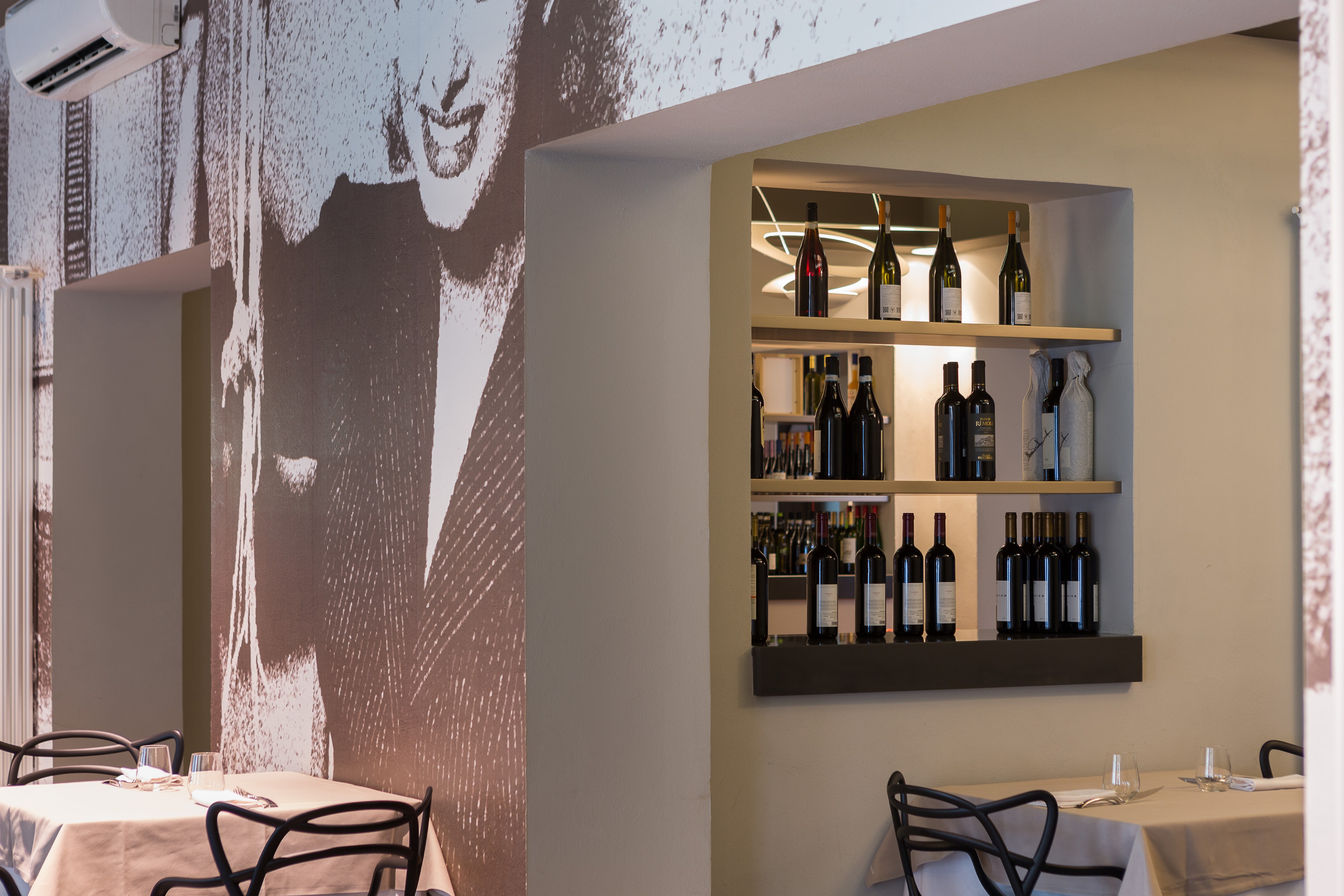 剧院式餐厅 Teatro 26 | 定制家具与光影艺术的完美融合-13