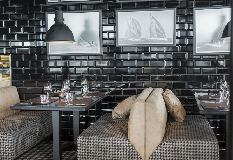 芬兰最大游艇码头餐厅翻新，打造年轻时尚的海鲜牛排馆-18