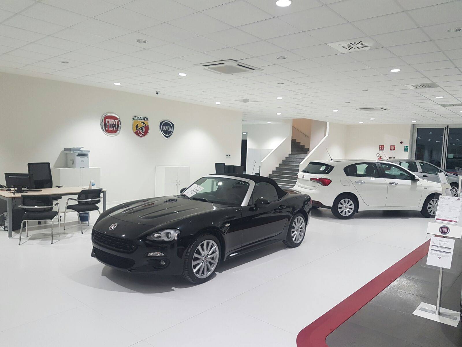 改造意大利厂房 打造现代汽车销售展示空间-15