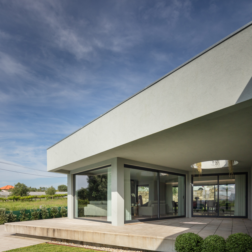 葡萄牙现代别墅 | 融入景观的私密空间-6