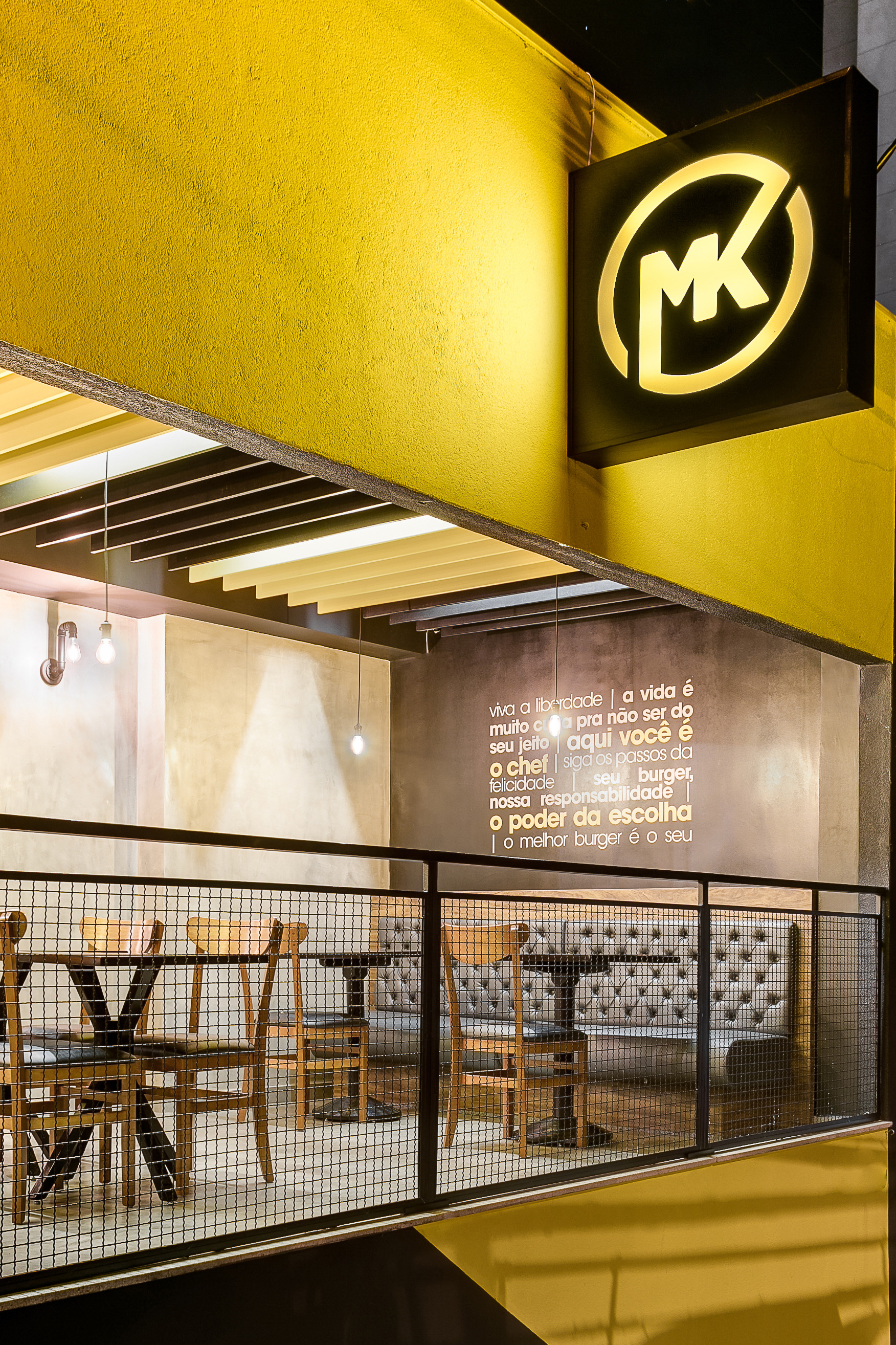 2017 年完成的汉堡店室内设计案例-11