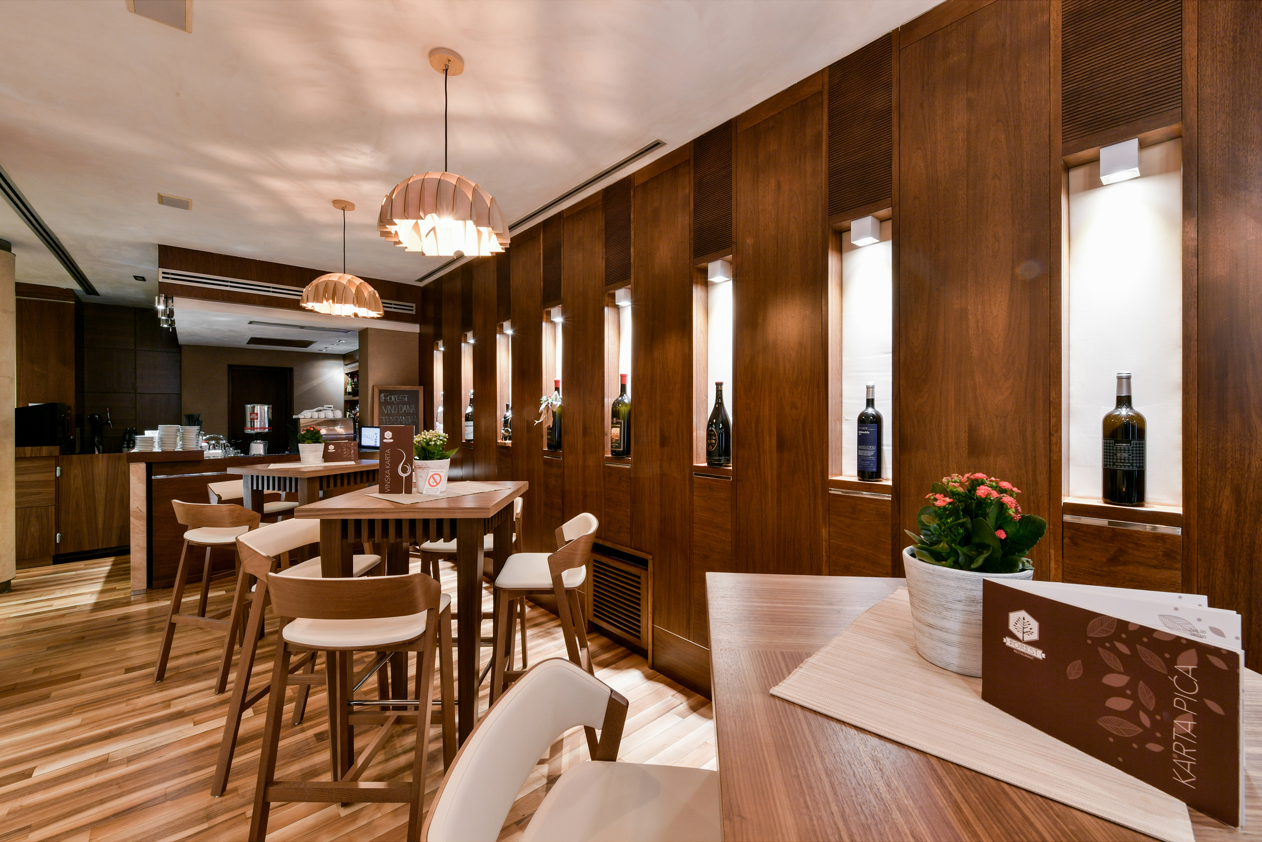 森林中的餐厅-1