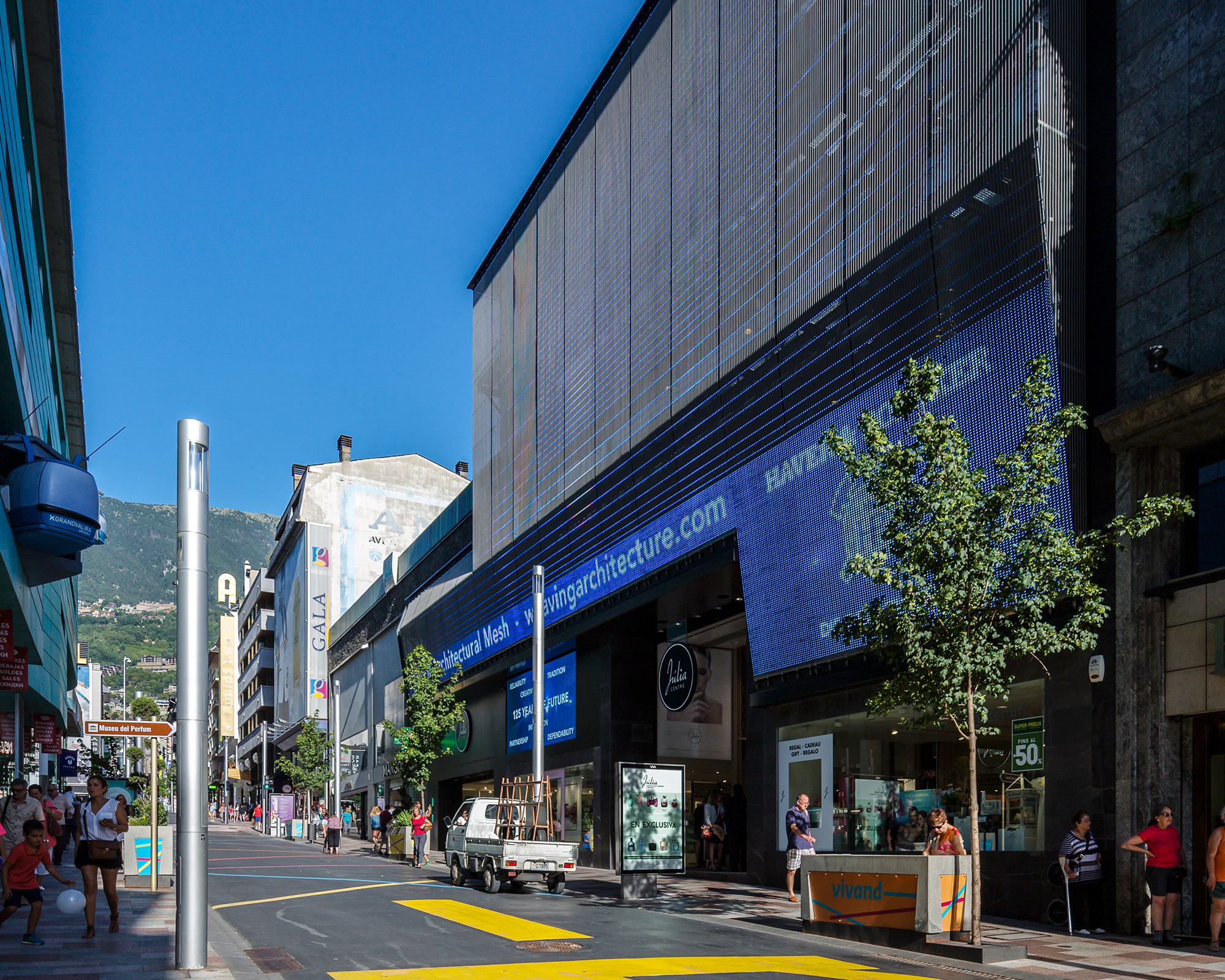 Julia Center | 现代透明媒体幕墙打造奢华香水形象-7