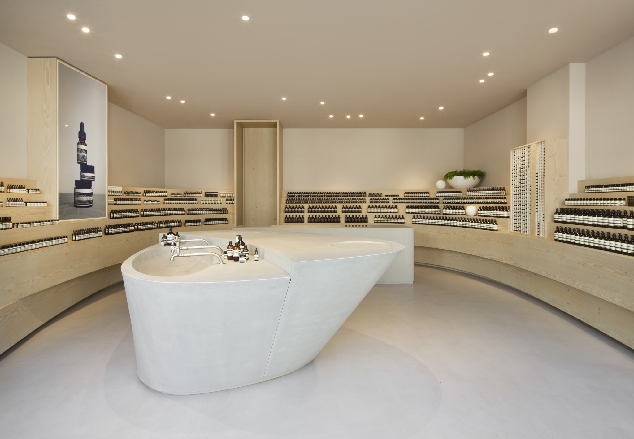 德国杜塞尔多夫伊索书店,金色曲线与户外广场融为一体-2