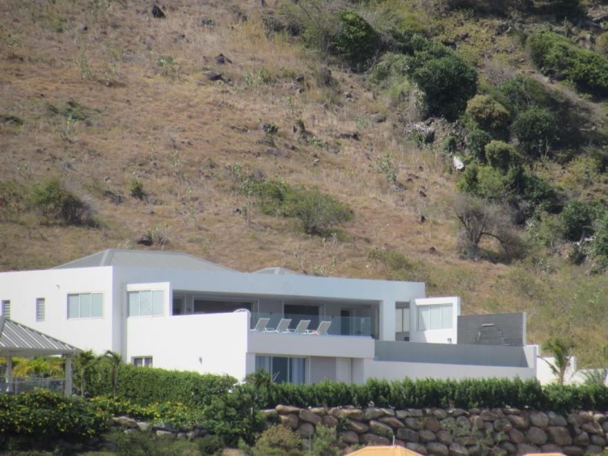 阳光充足,融入环境的别墅设计-4