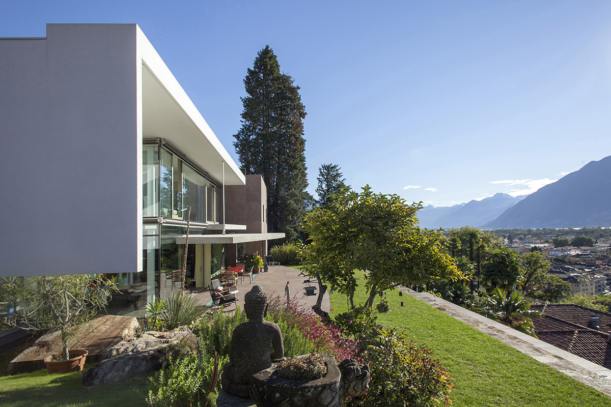 意大利马焦雷湖畔的翻新单家庭住宅-1