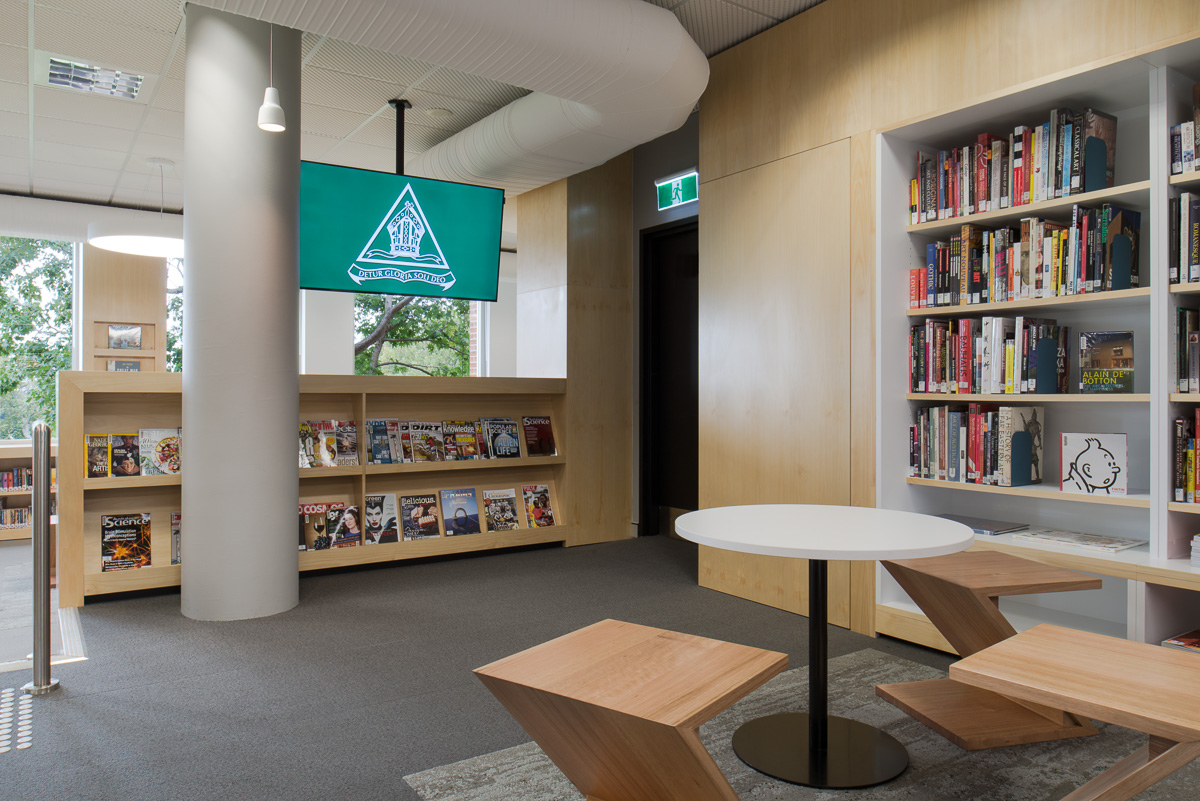 三一文法学校霍尔特信息中心和图书馆-5