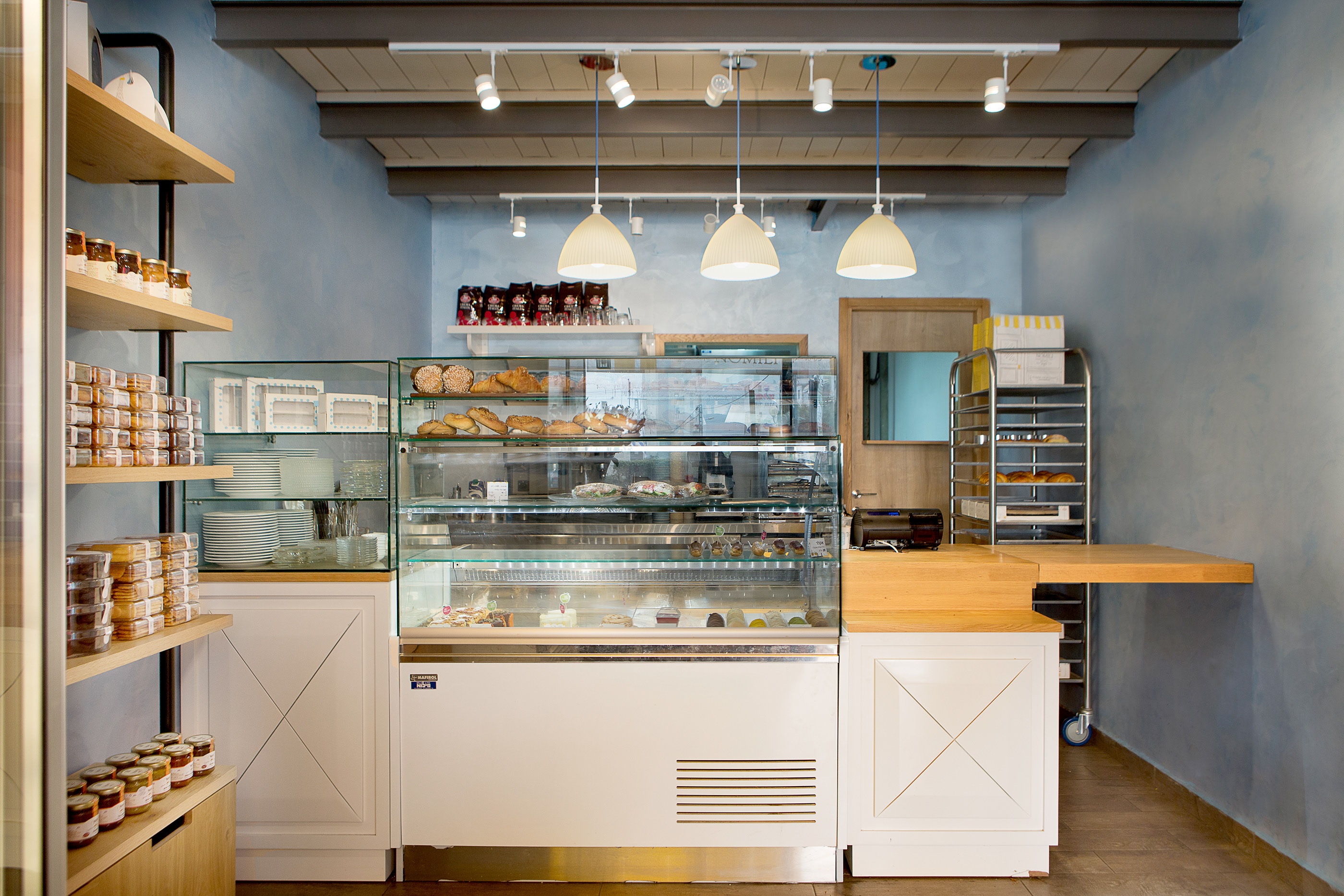 温馨蓝棕木质元素烘托的烘焙店设计-1