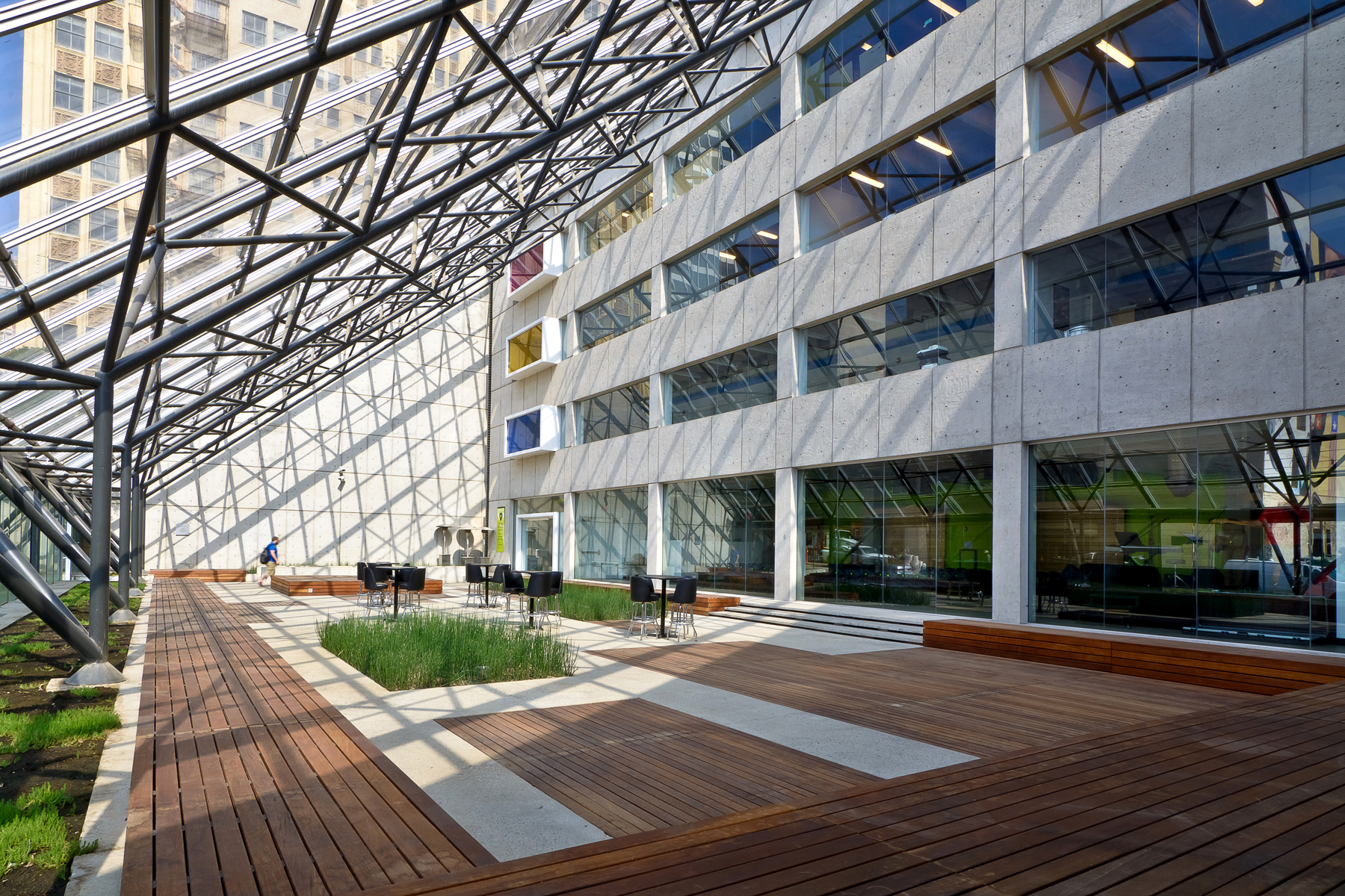 废弃银行变身为创意音乐学院-0