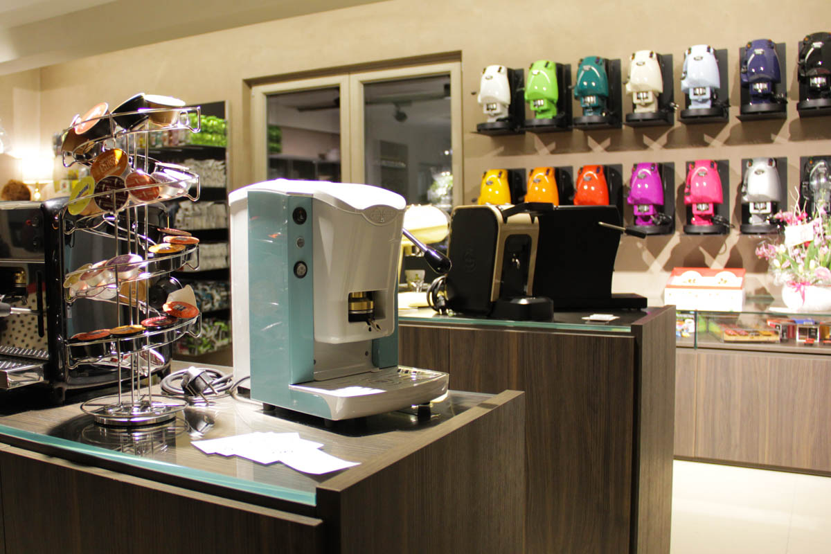 优雅珠宝般的咖啡店设计-10