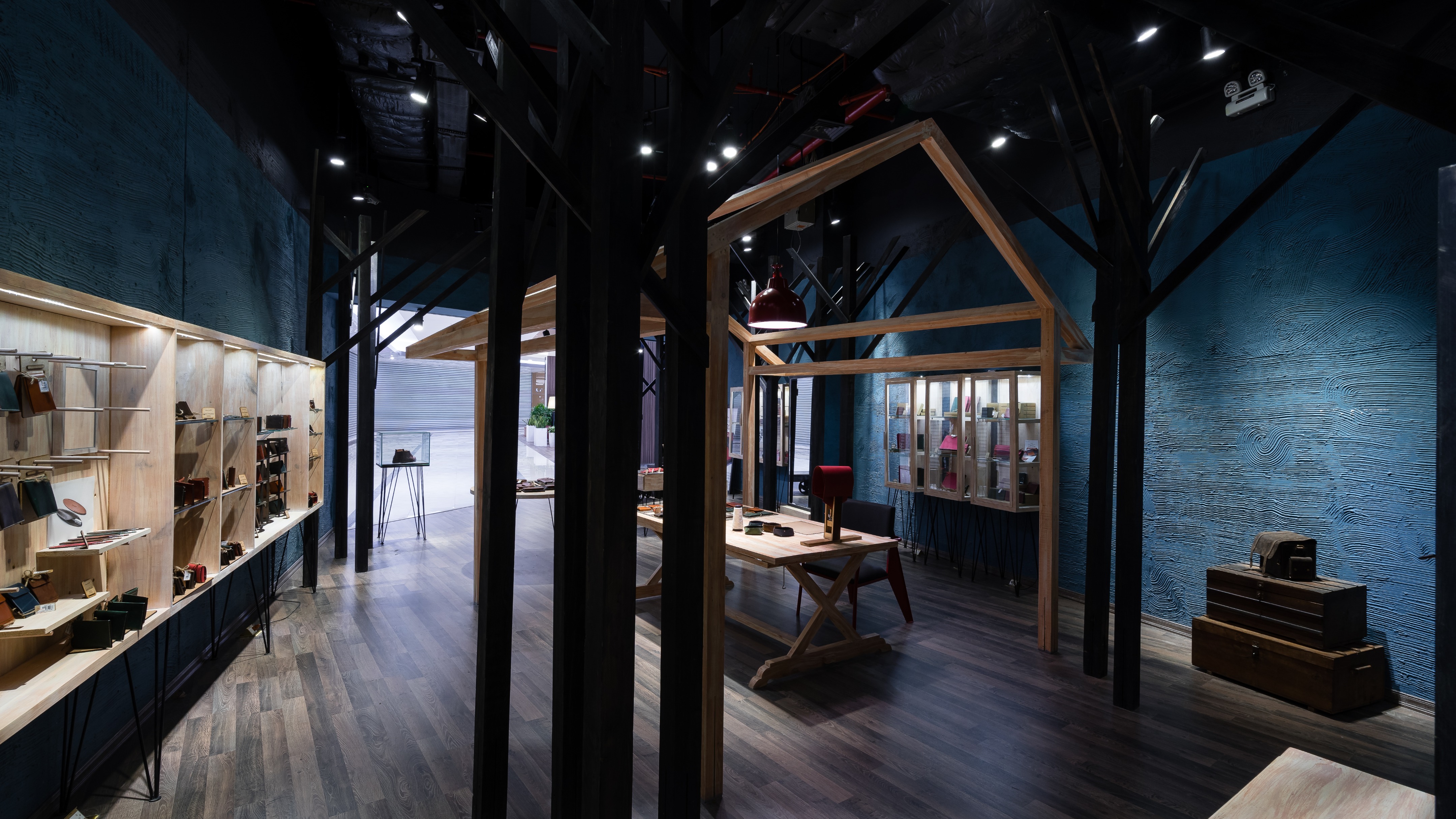 雾晨森林中的手工皮革店-8