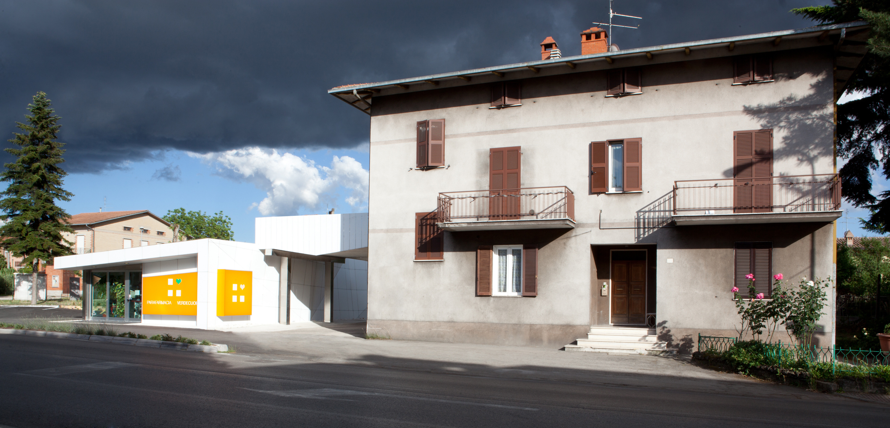 颠覆传统的药店设计 | Verdecuore Parafarmacia-2