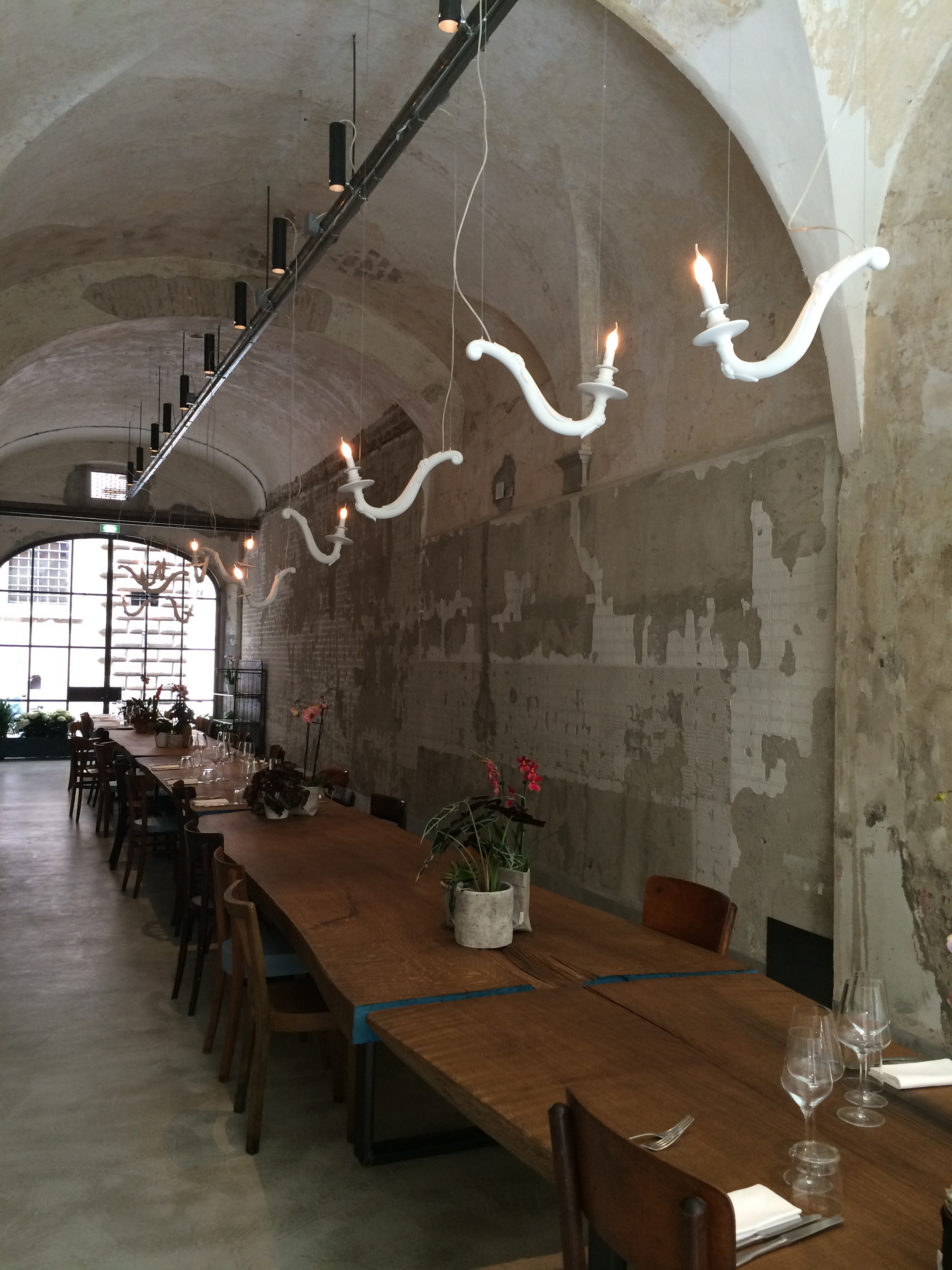 复古韵味与现代设计共融的餐厅空间-9