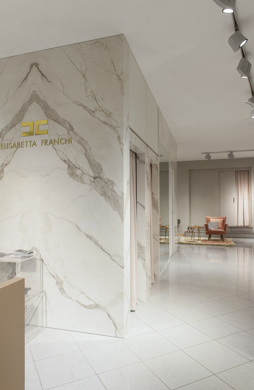 金色大理石与铜质元素打造的时尚概念店-1