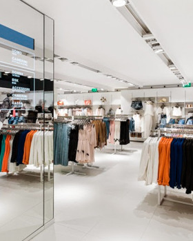 光与空间的和谐奏鸣 | Bershka 门店室内设计