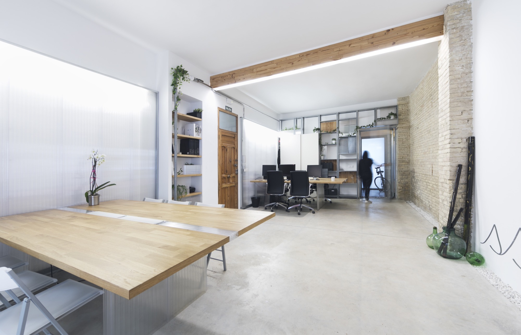 创新材料诠释 Ruzafa 社区精神的室内设计-0