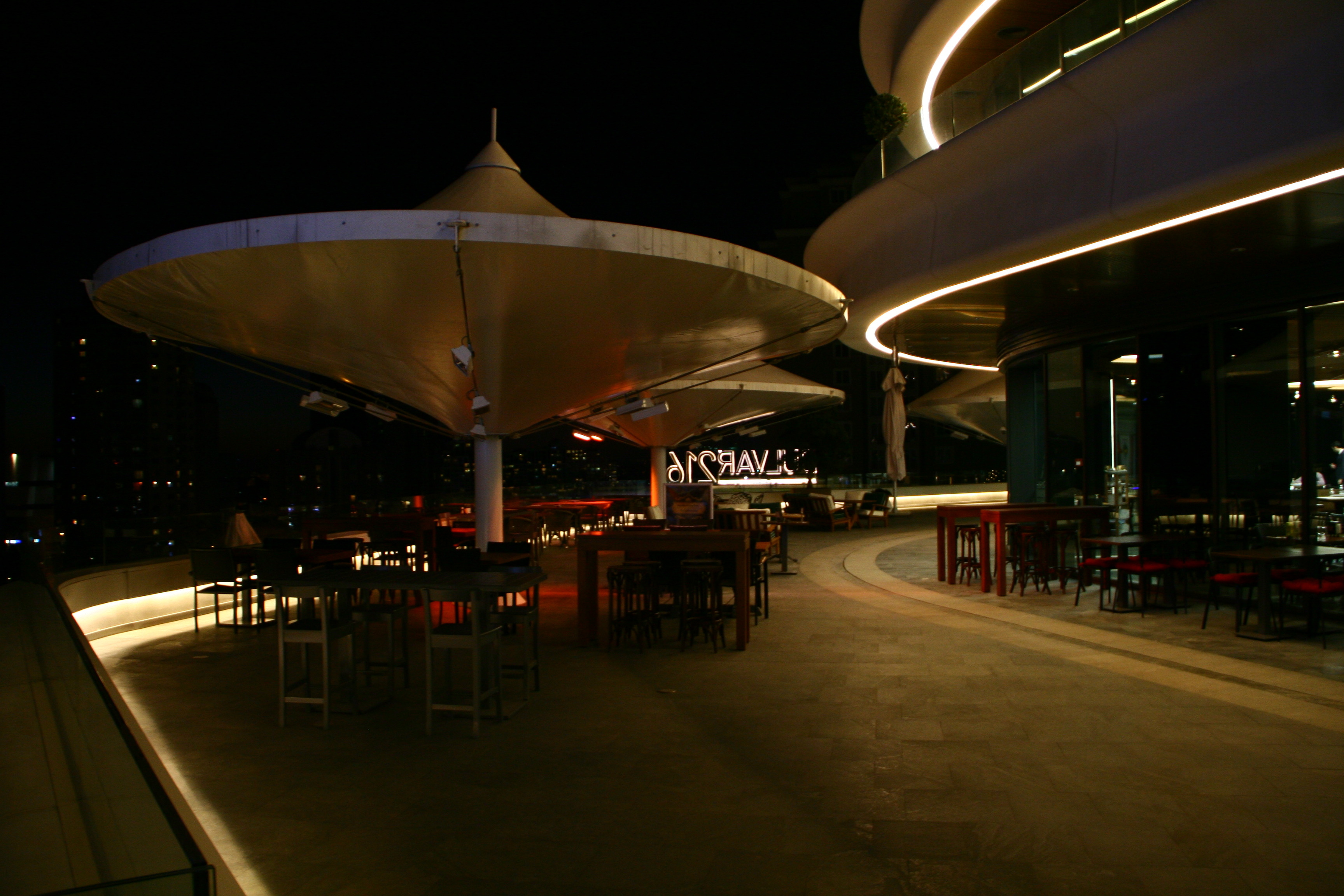 五层模块化办公室，和谐融入城市与宗教环境-11