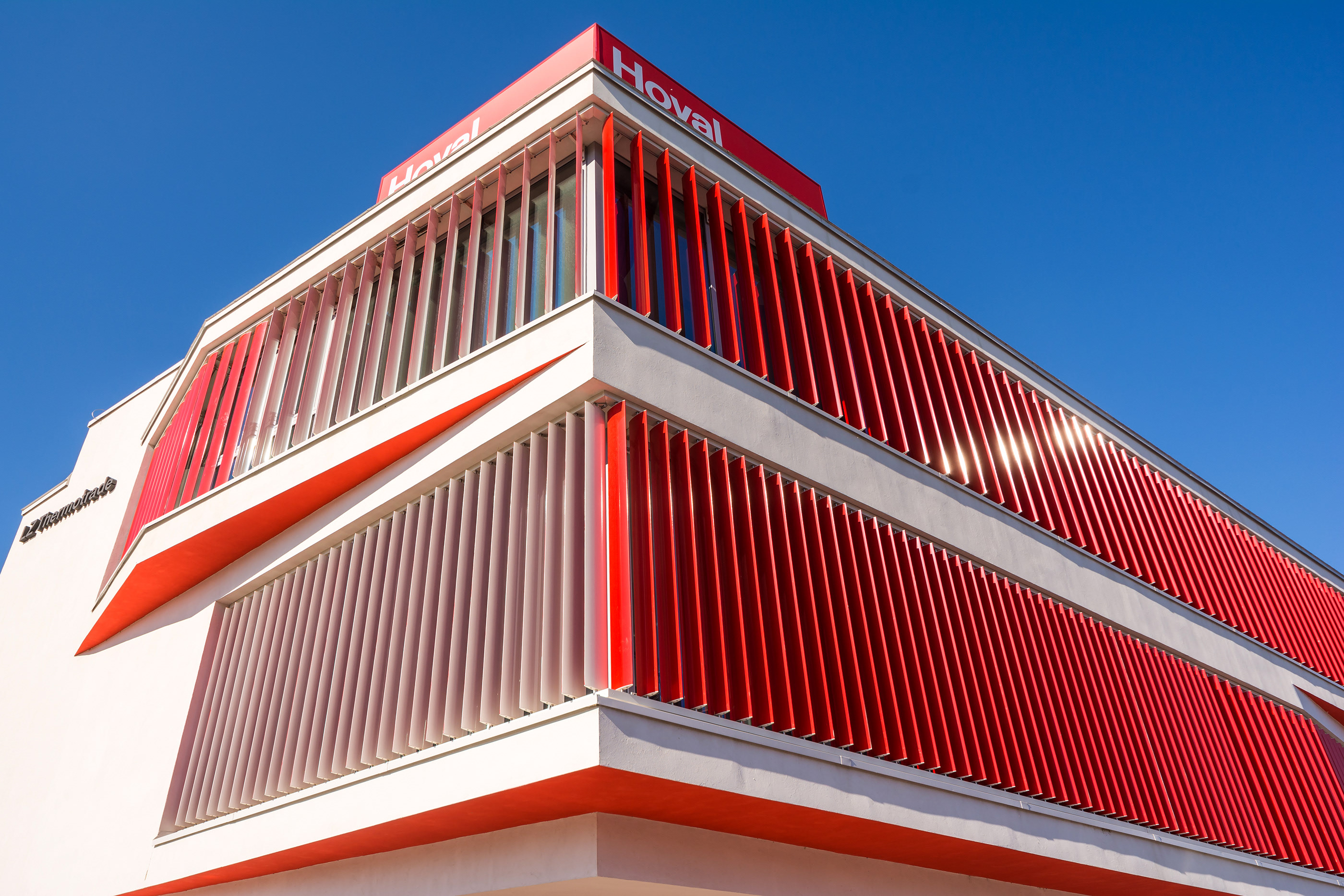 Red blinds on the new LZ Thermotrade Office by Krüllung-6