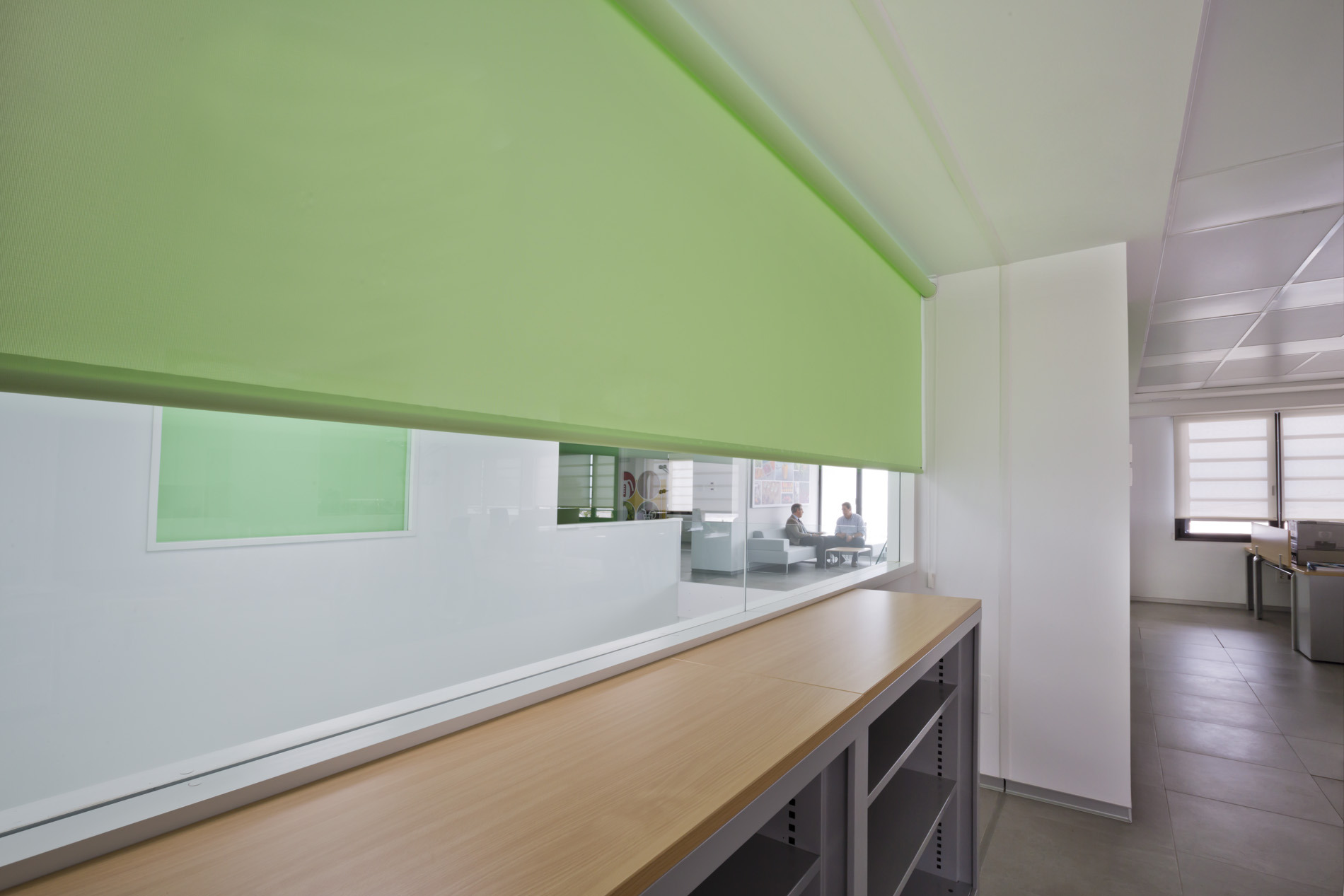 现代西班牙办公室的舒适卷帘设计-9