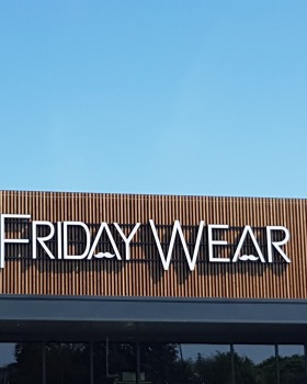 2016 年高端服装店 Fryday Wear 设计案例