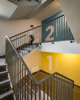 新一代 2000 学前班和小学