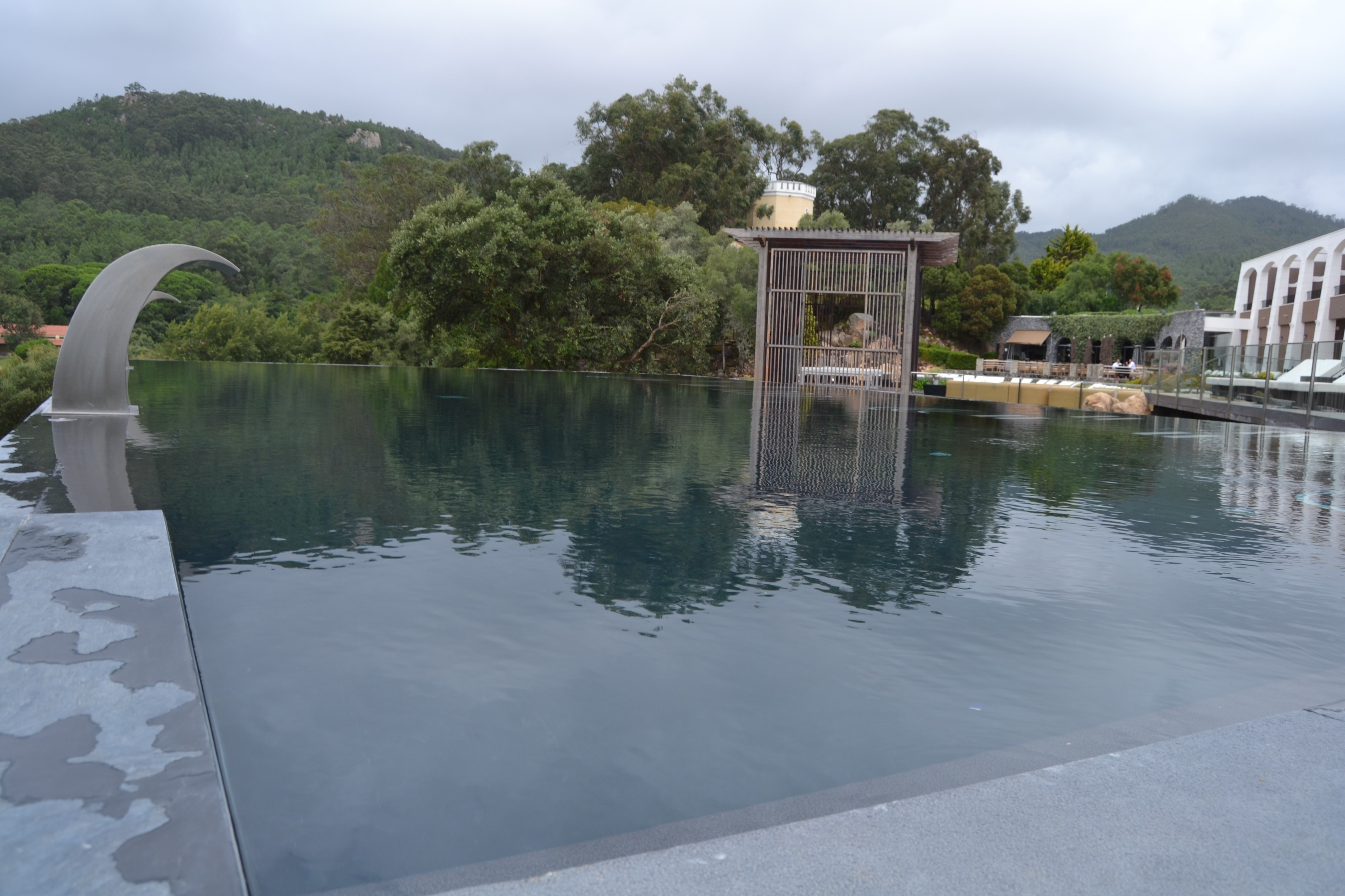 惊艳的 9 米高悬浮泳池设计-9