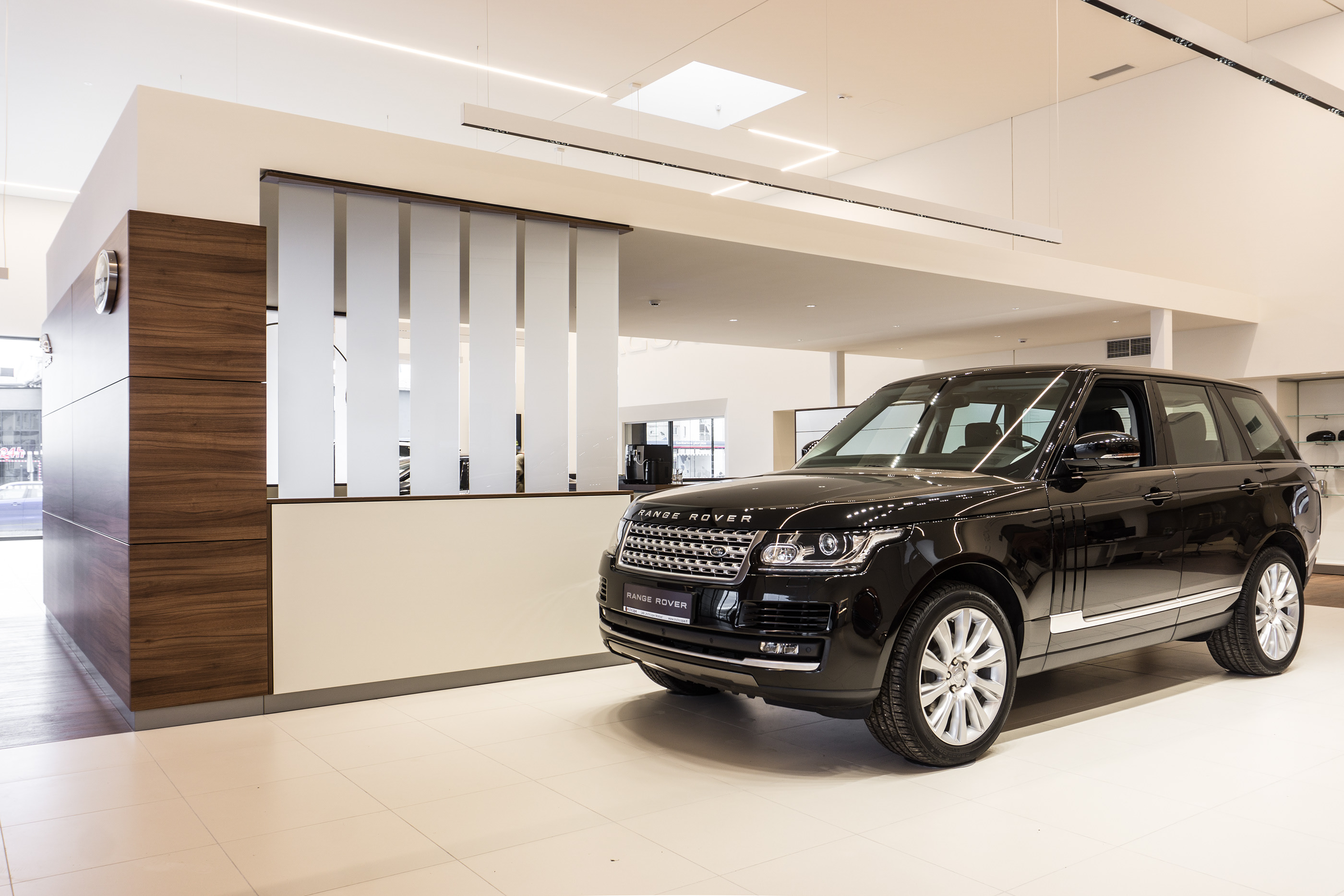 INCHCAPE - Jaguar/Landrover Showroom interior-4