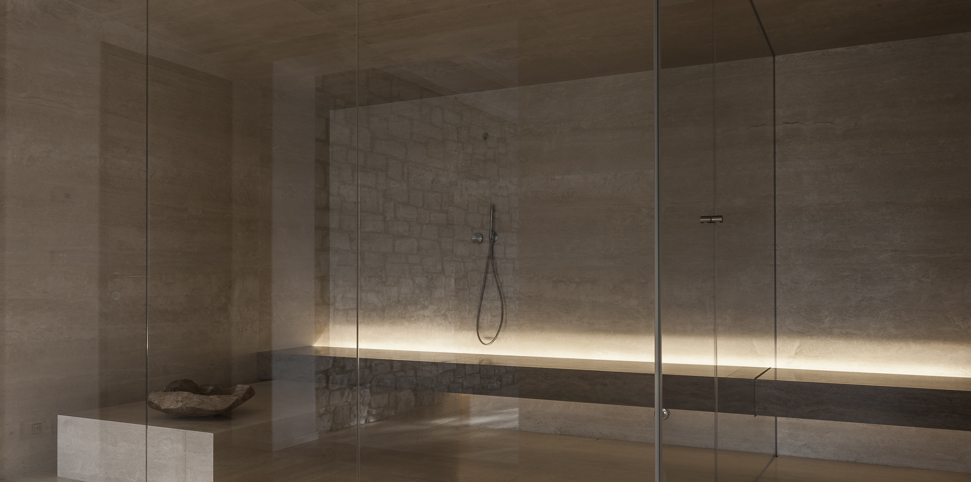 意大利私人住宅，玻璃与 travertine 的魅力碰撞-1