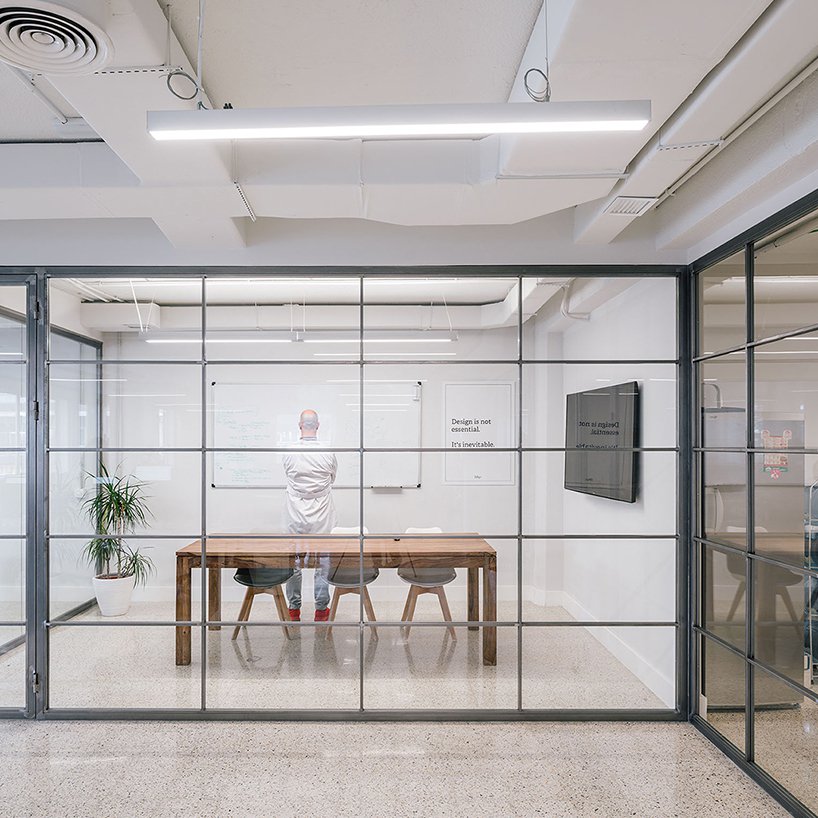 MARIANO用鲜艳的颜色修复了一座马德里现有的办公楼-6