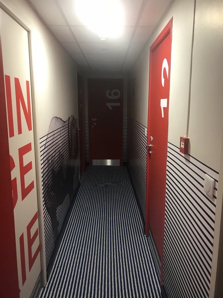 法式海滨酒店"Le Bord'O"的街头艺术风格室内设计-13