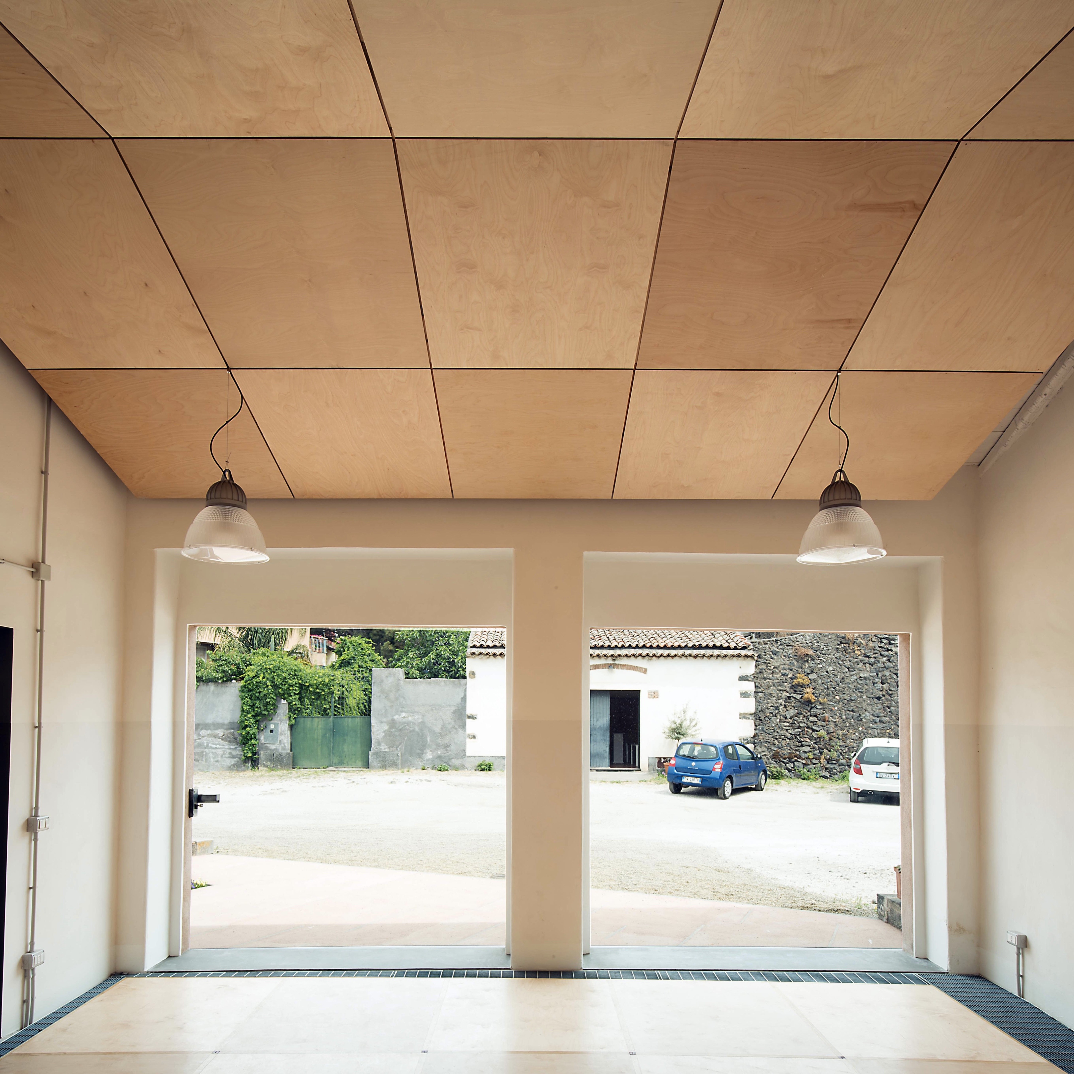 Abadir Academy 旧建筑改造，木质与彩色玻璃的现代融合-4