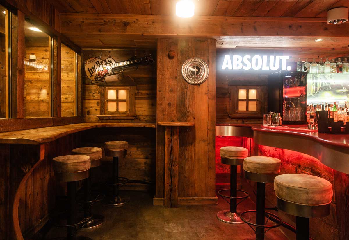 经典美式酒吧焕新颜,致敬汽车赛事-5