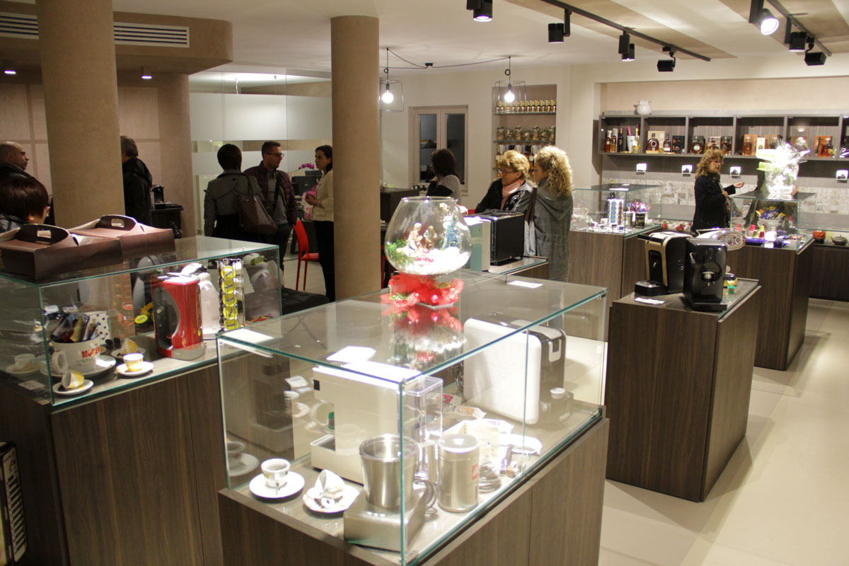 优雅珠宝般的咖啡店设计-17