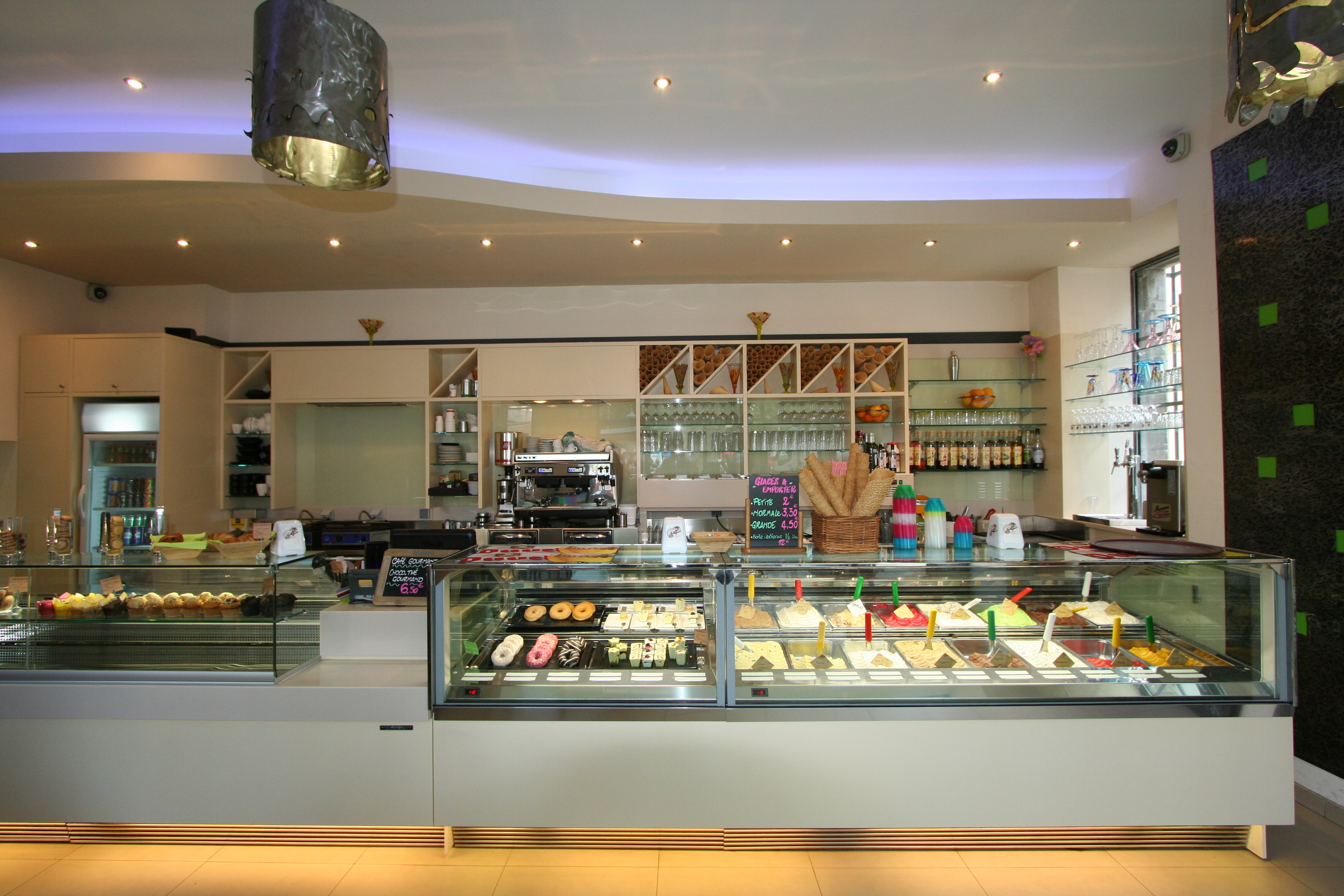 2010 年完成的 Cafè des 2 L 酒吧室内设计案例-1