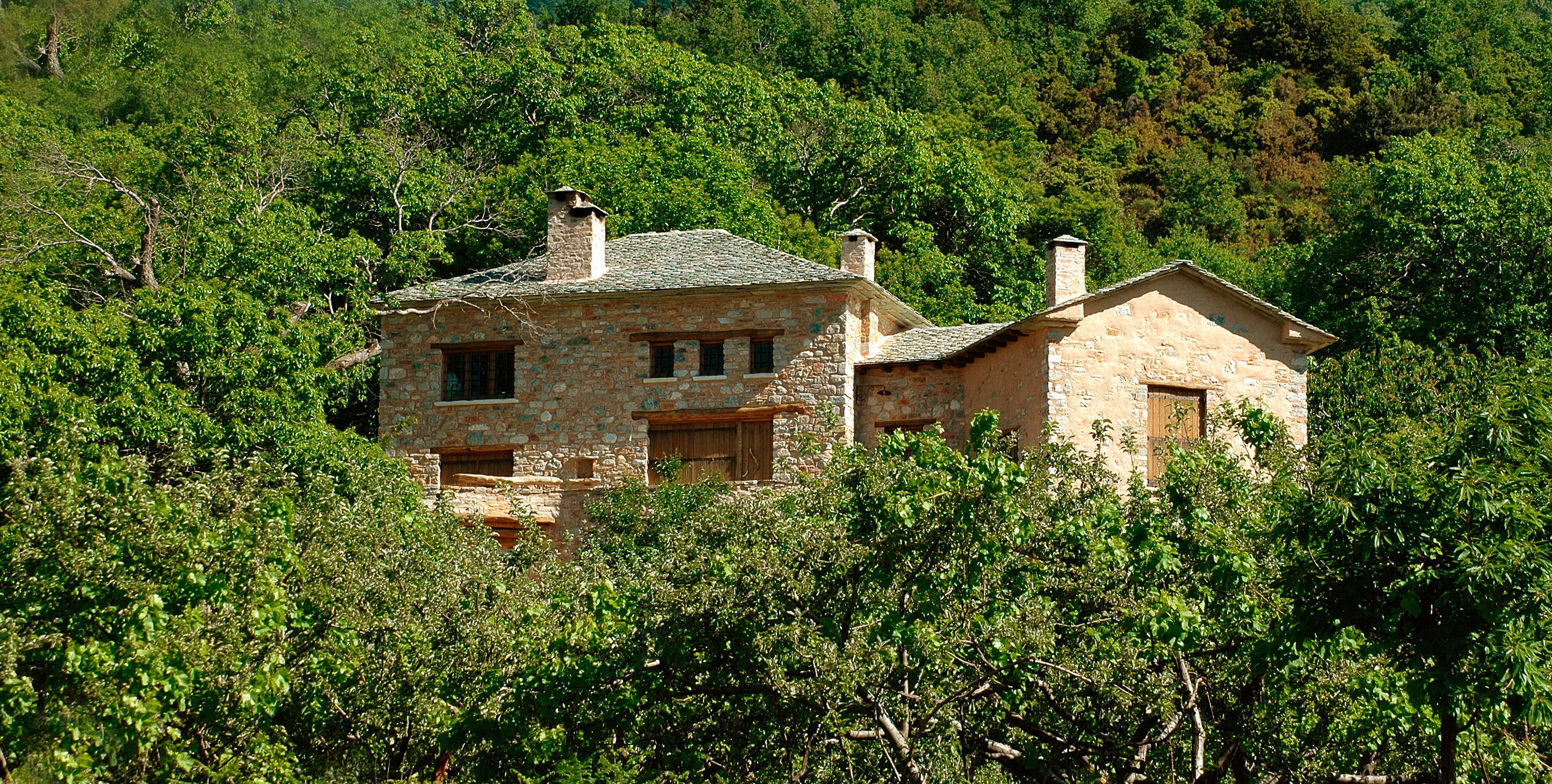 Pelion 山间混凝土石屋，融入自然的简约生活-73