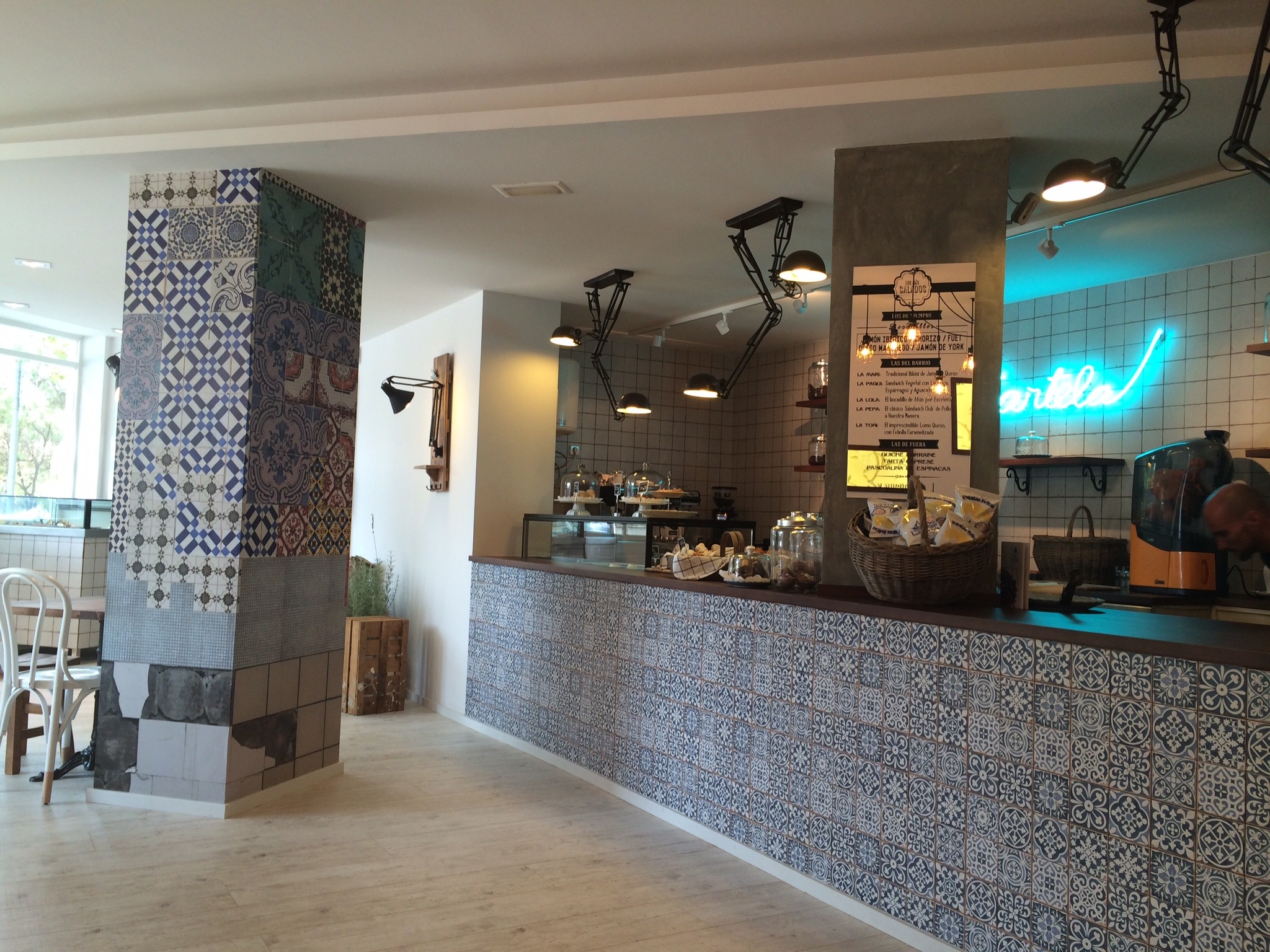 2014 年完成的普罗旺斯风格酒吧设计-0