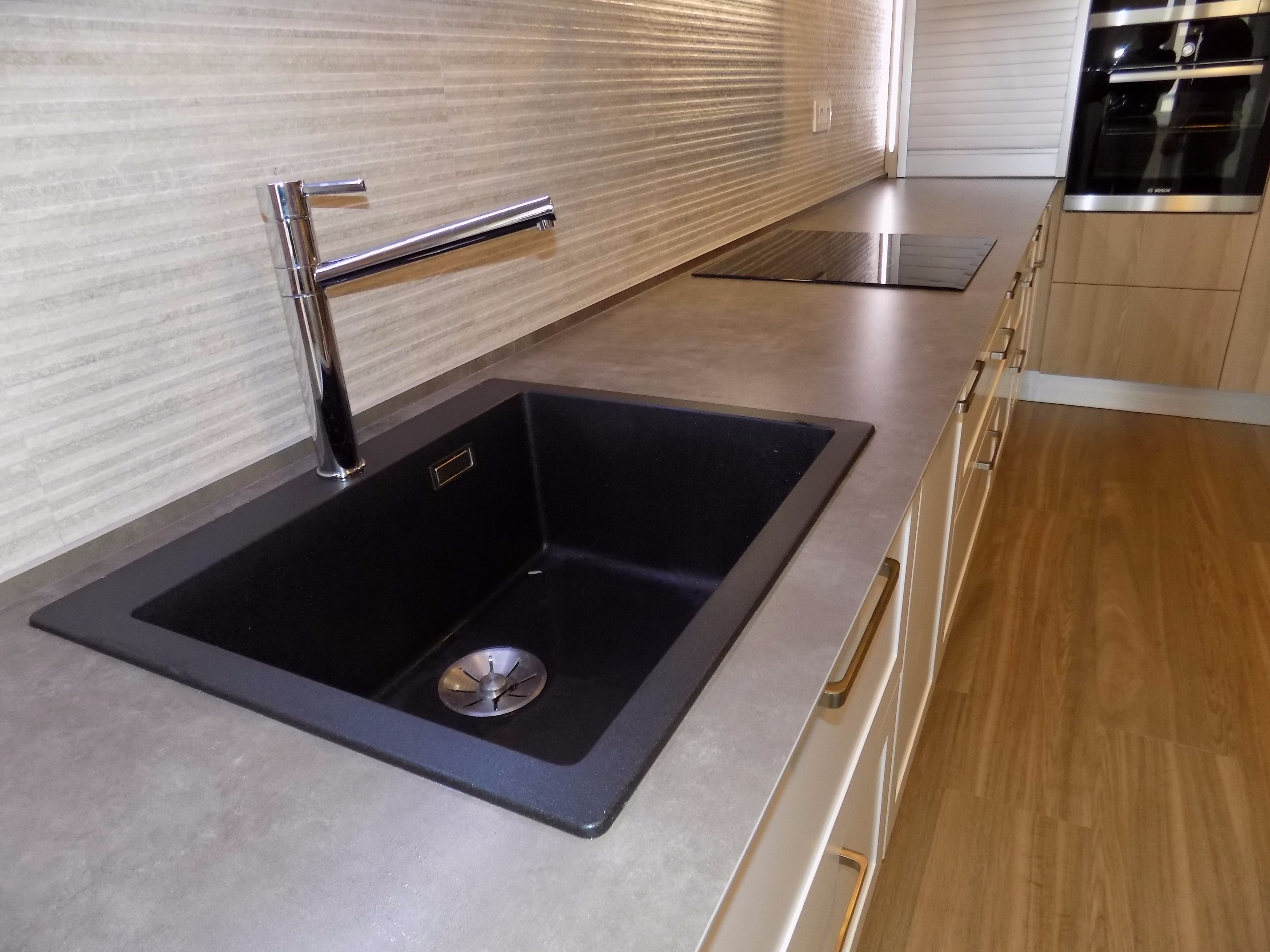 现代复古厨房，工业风与早餐文化的完美融合-15