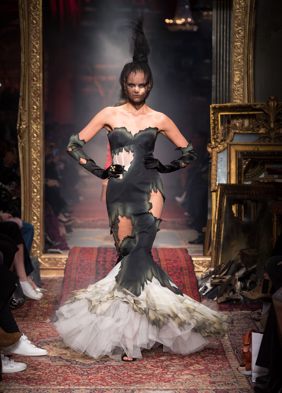 Moschino AW16 秀场惊现吊灯裙 设计师杰里米·斯科特打造“虚荣篝火”系列-8