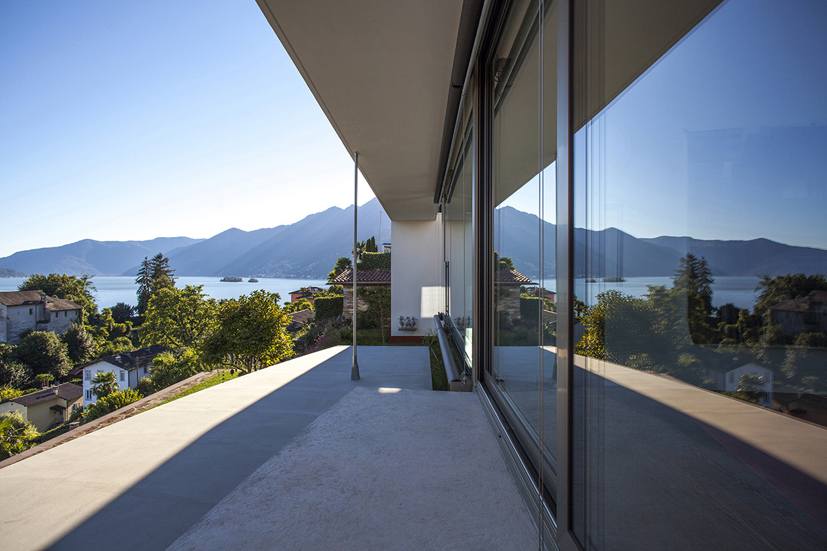 意大利马焦雷湖畔的翻新单家庭住宅-0