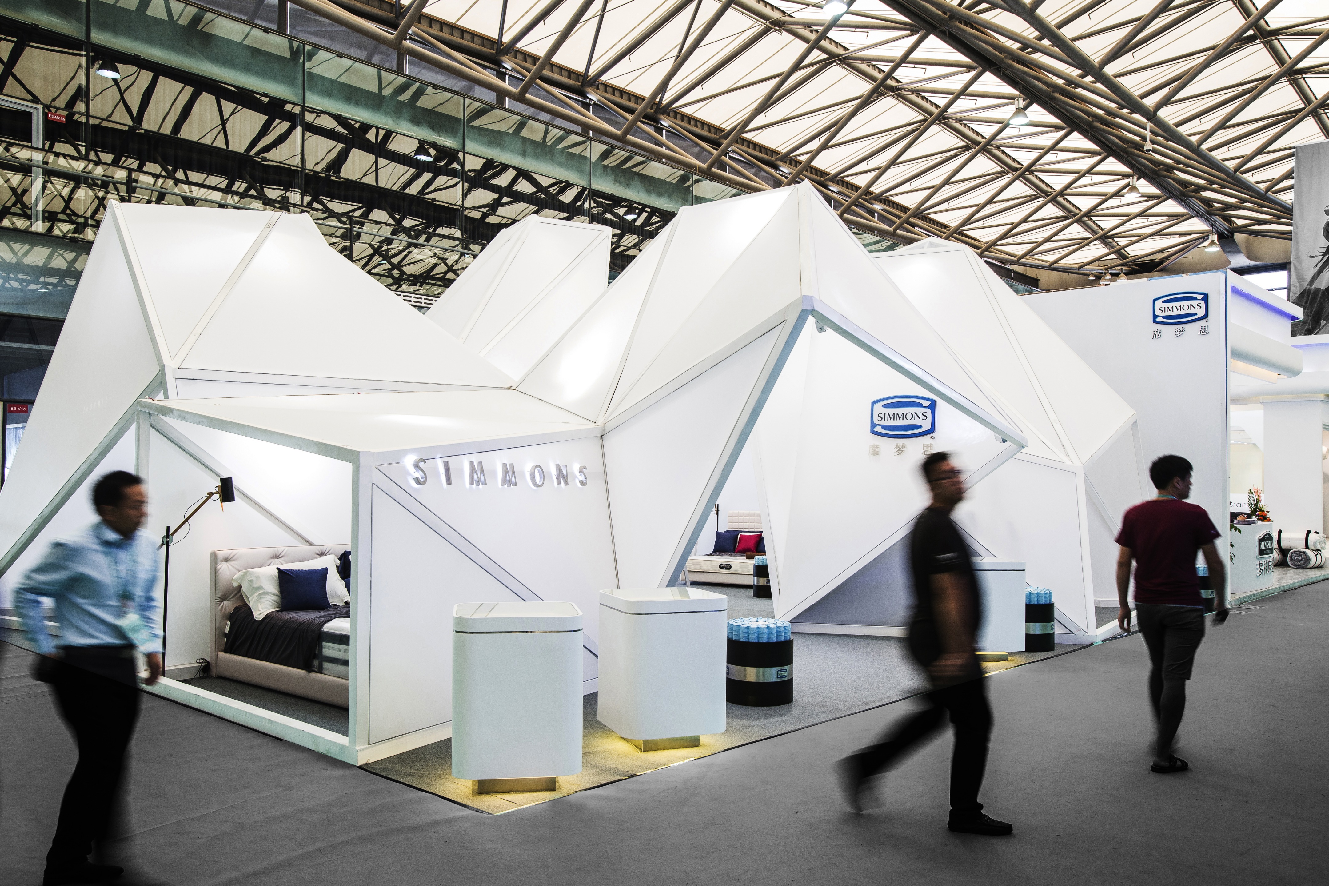 Simmons Bedding 2015 年家具展透明展位设计-1
