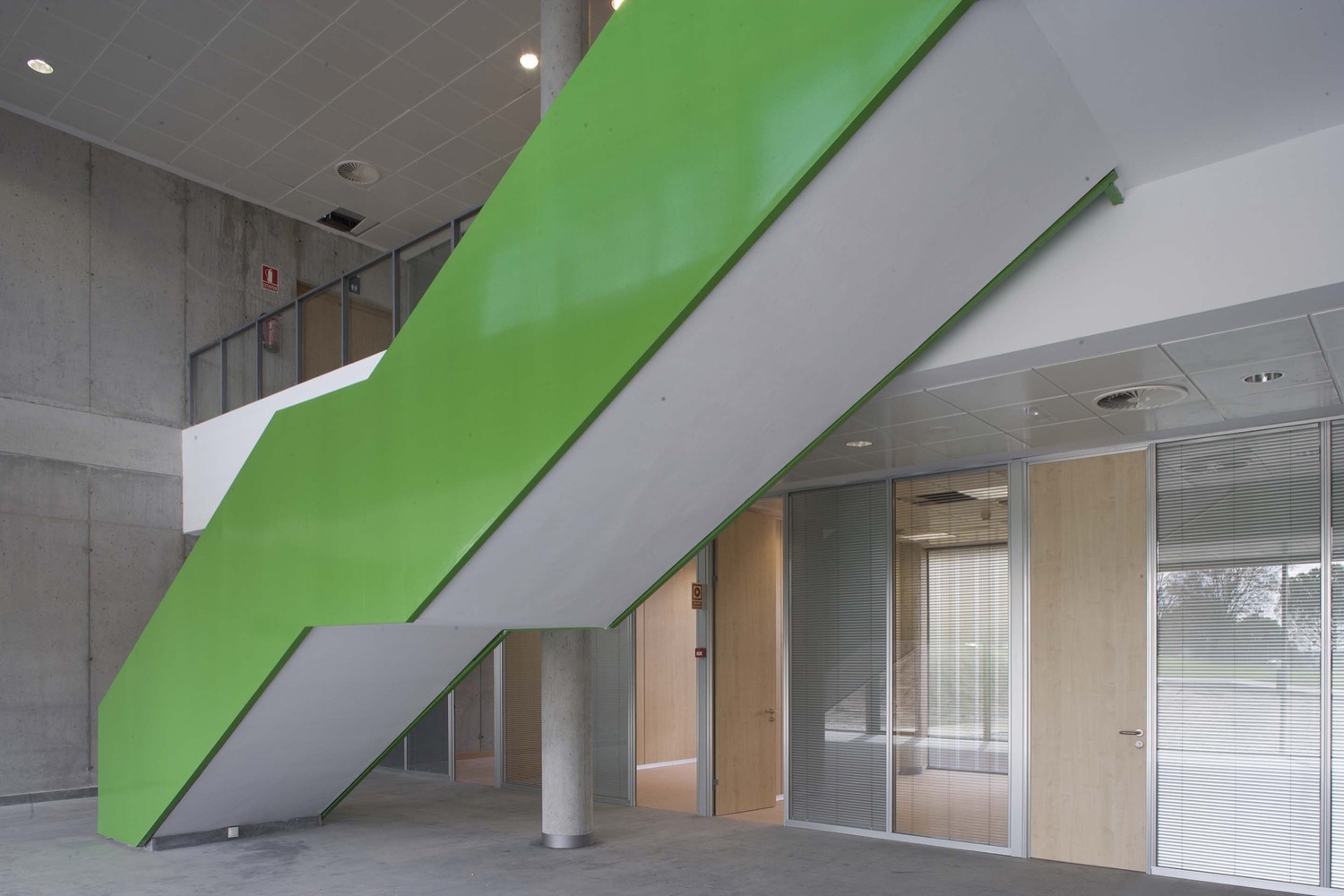 创新翻新体育设施，融入自然美景-57