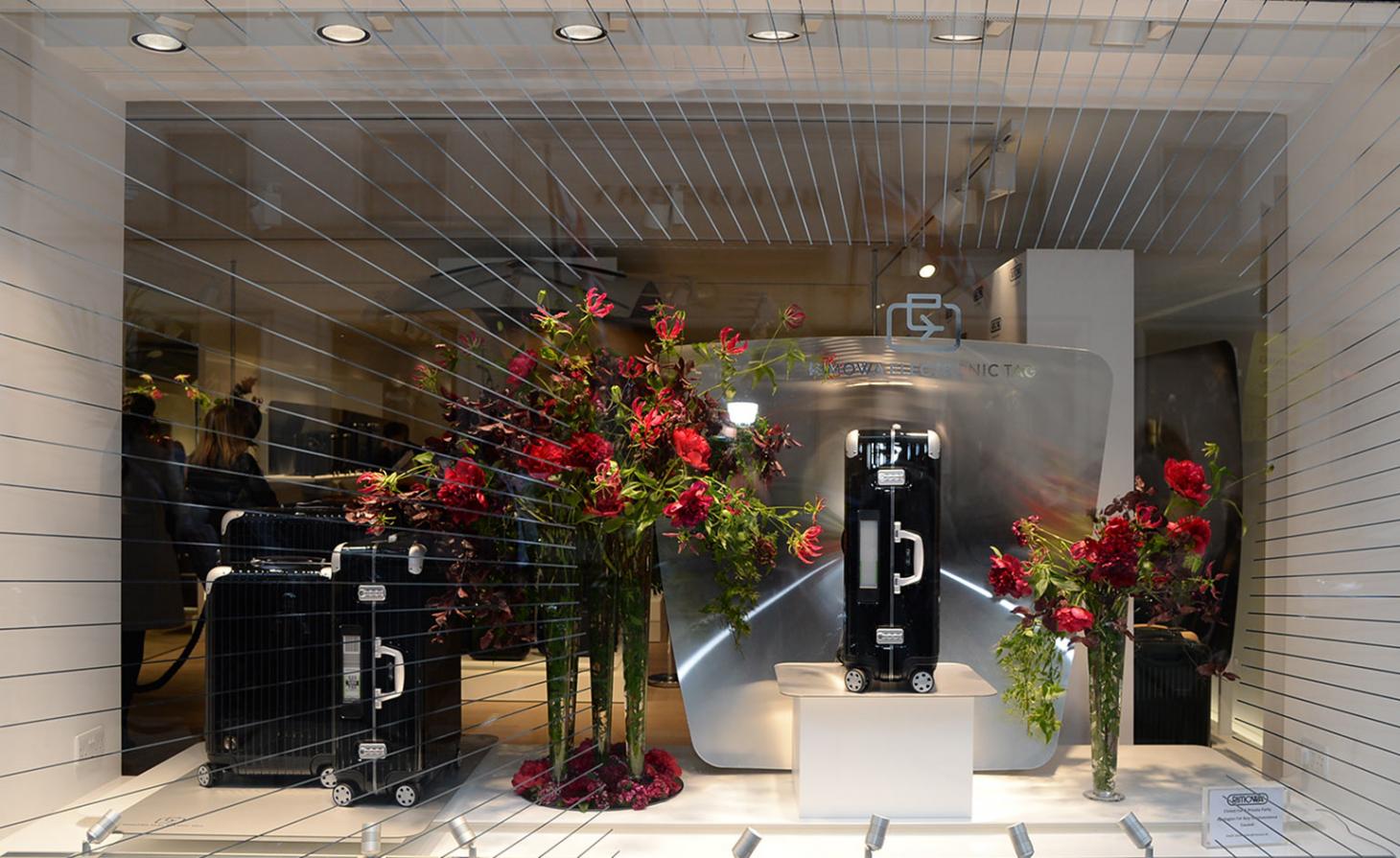 伦敦 Rimowa 旗舰概念店，航空主题铝片装饰，展示经典行李箱-19