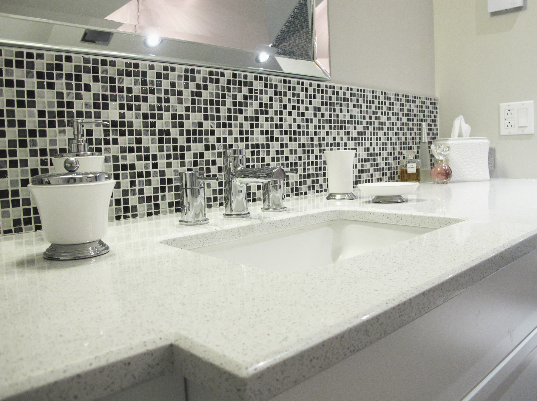 独特阁楼里的开放式主卧套房设计-23